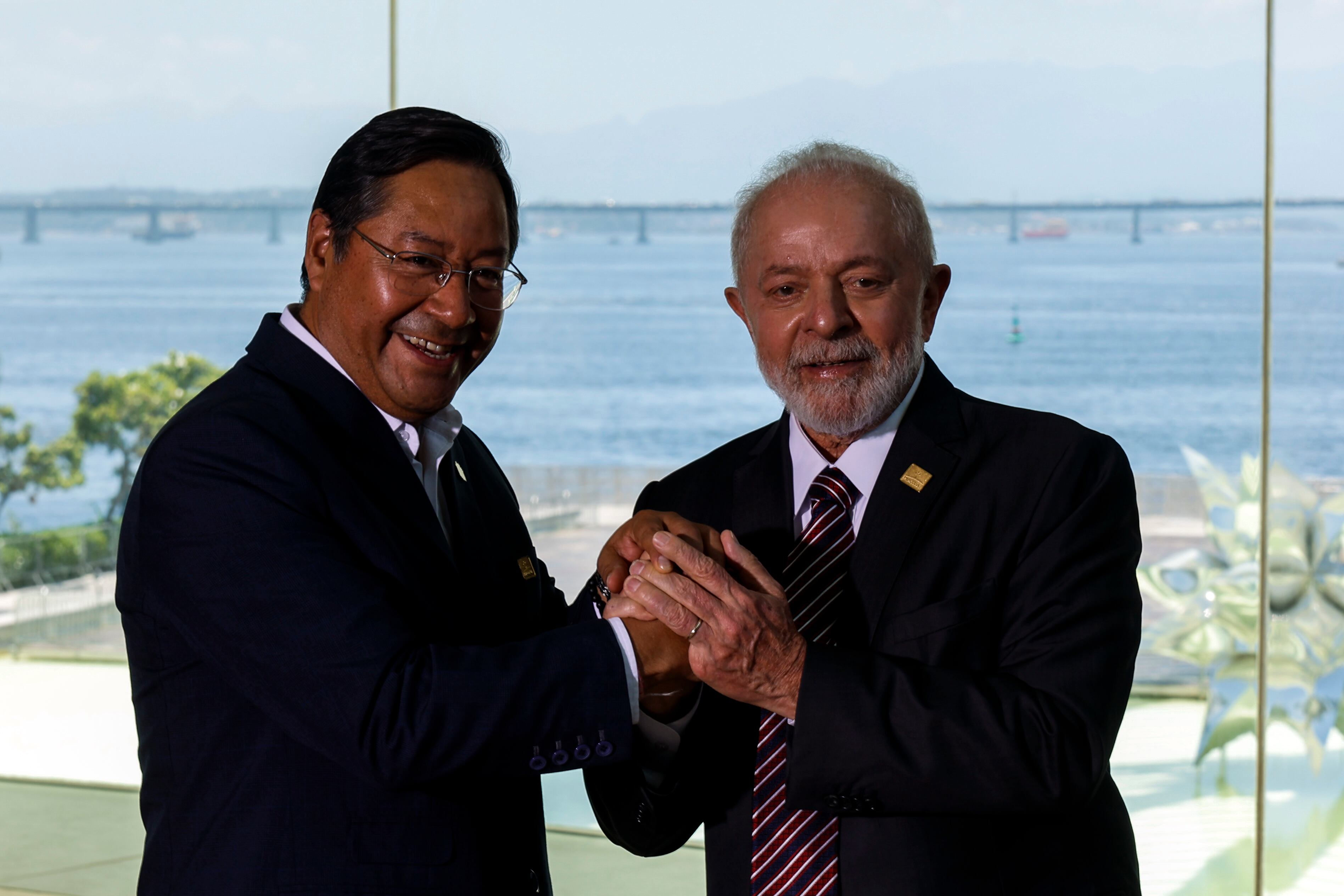 El presidente de Brasil, Luiz Inácio Lula da Silva (d), posa junto a su homólogo de Bolivia, Luis Arce, durante la LXIII Cumbre de Jefes de Estado del Mercosur, en Río de Janeiro (Brasil) (EFE/ Antonio Lacerda)
