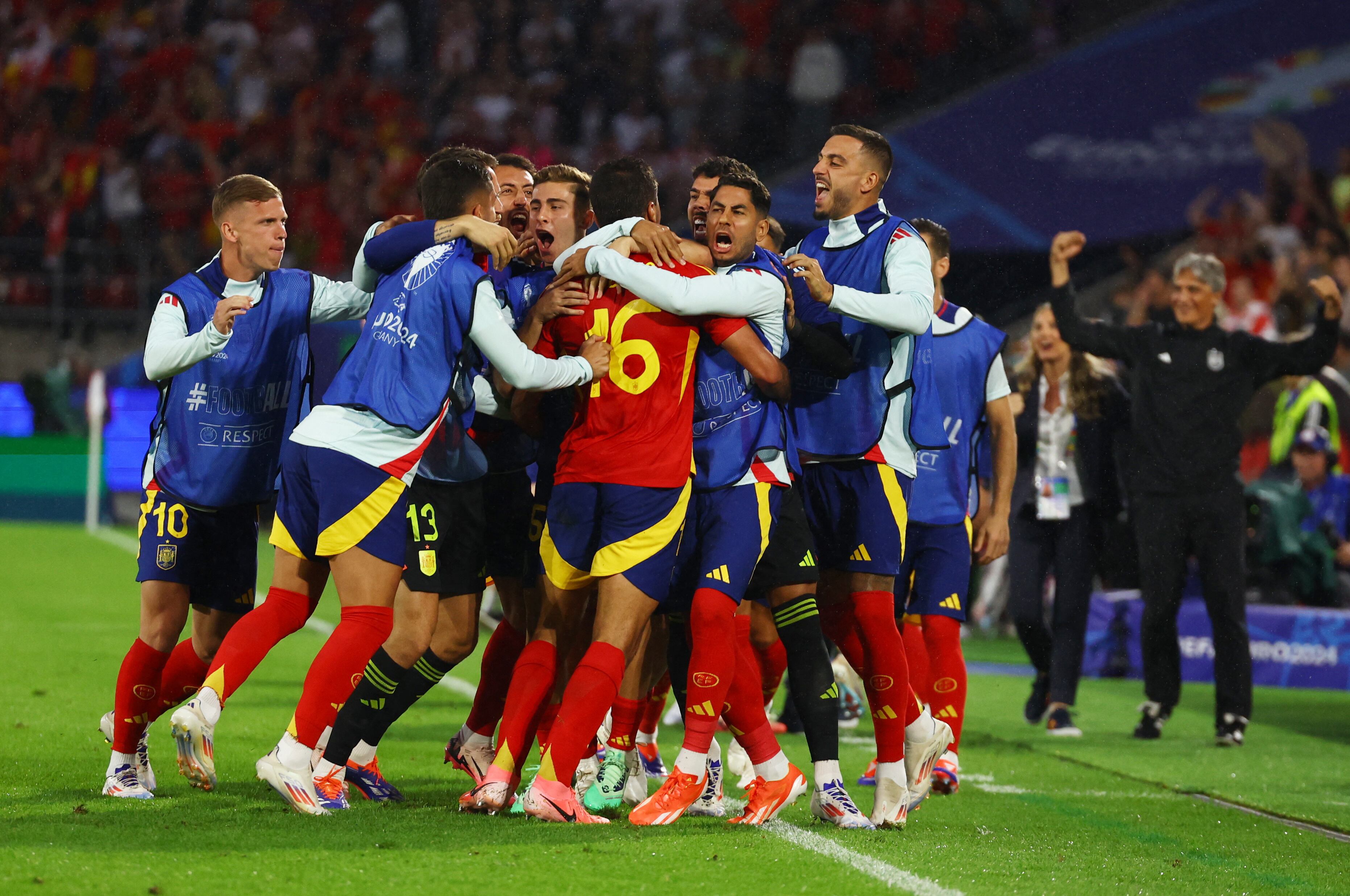 Los jugadores de la selección española celebrado el gol ante Georgia (REUTERS/Thilo Schmuelgen)