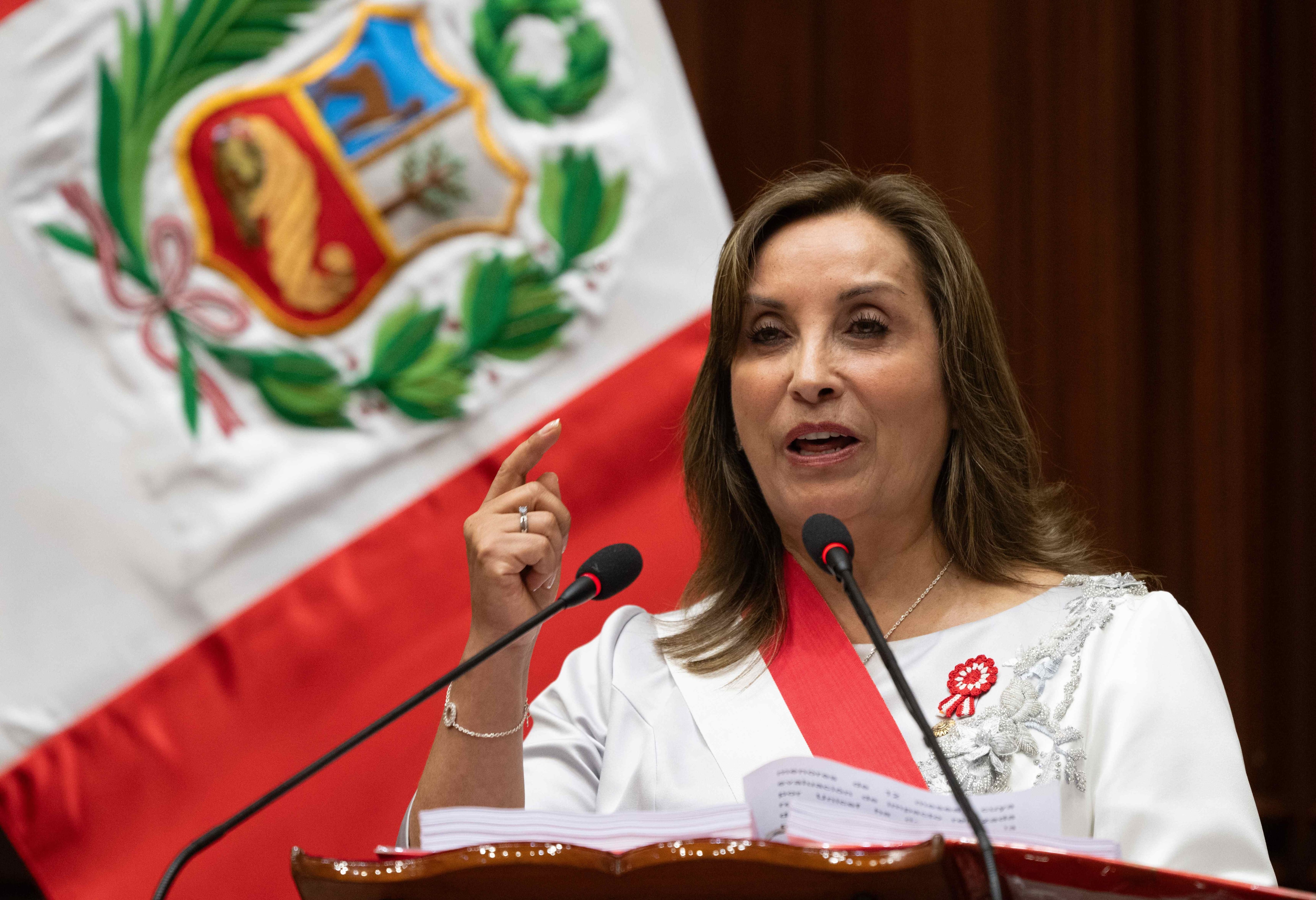 La presidenta peruana, Dina Boluarte, habla ante el Congreso este domingo 28 de julio de 2024 en Lima (Perú). EFE/Cristobal Bouroncle/POOL
