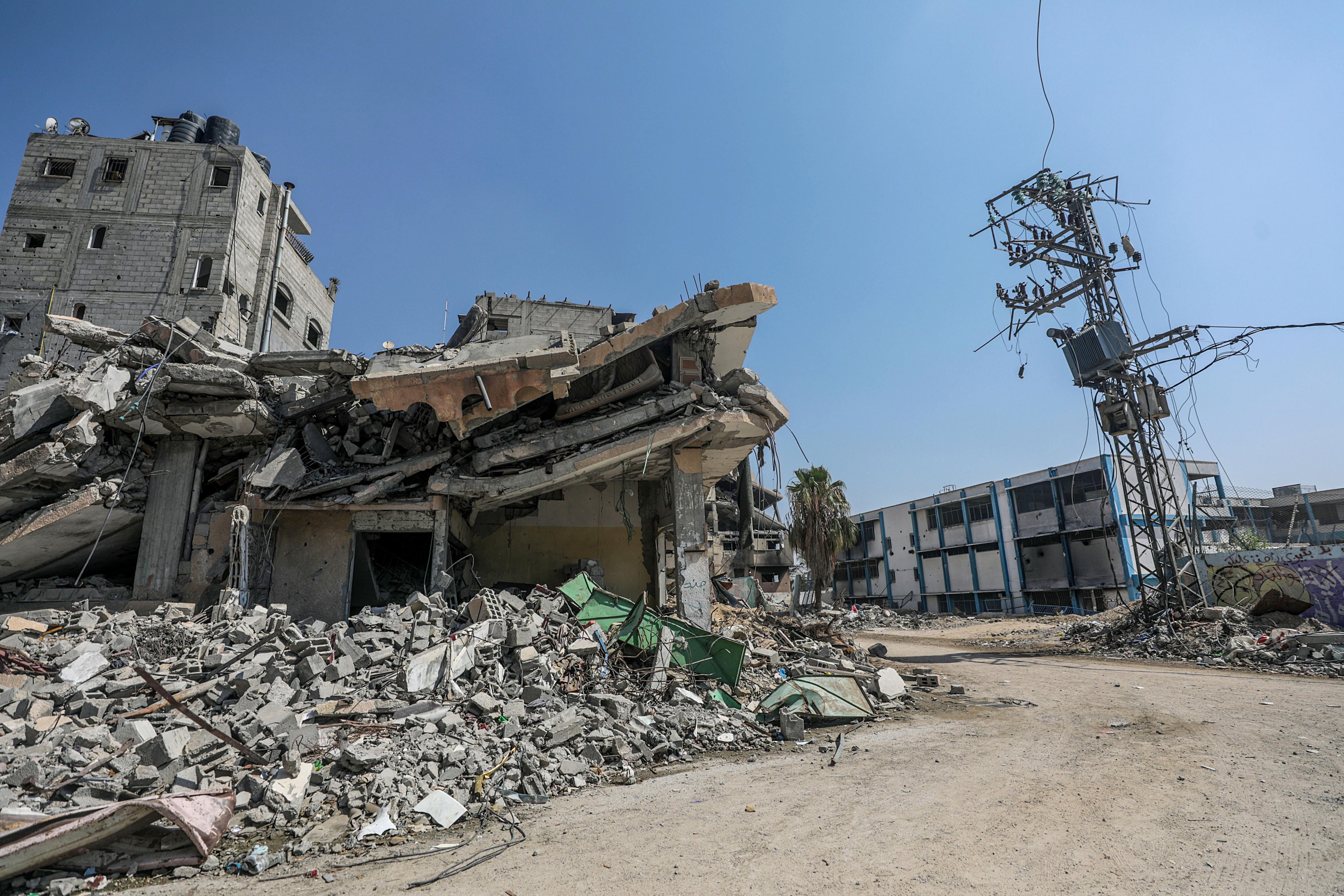 Edificios destruidos por los ataques israelíes a la Franja de Gaza, en represalia por el ataque de Hamas de octubre 2023 EFE/EPA/MOHAMMED SABLE
