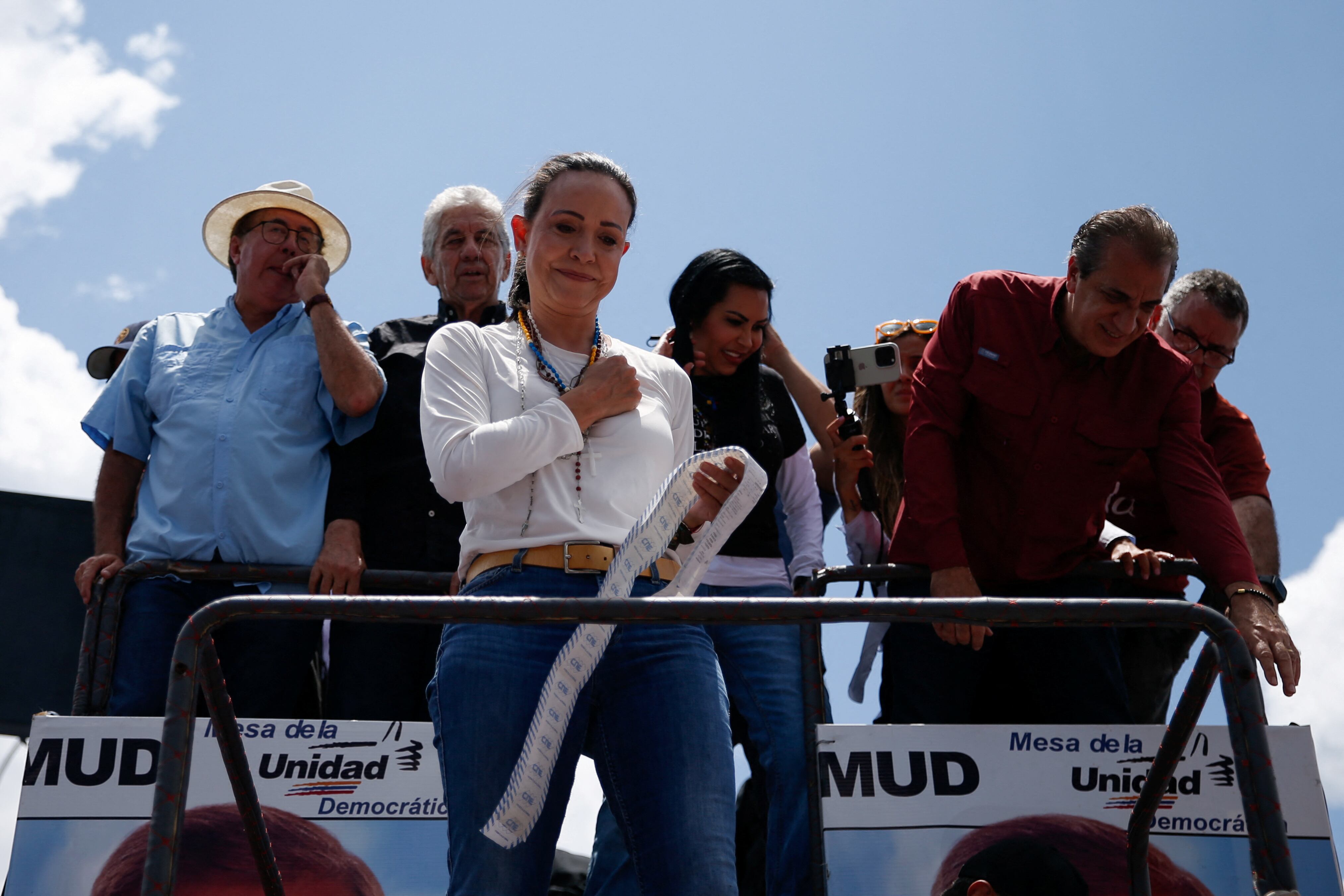 María Corina Machado sostiene una lista de actas, durante la movilización en la capital venezolana (REUTERS/Leonardo Fernandez Viloria)