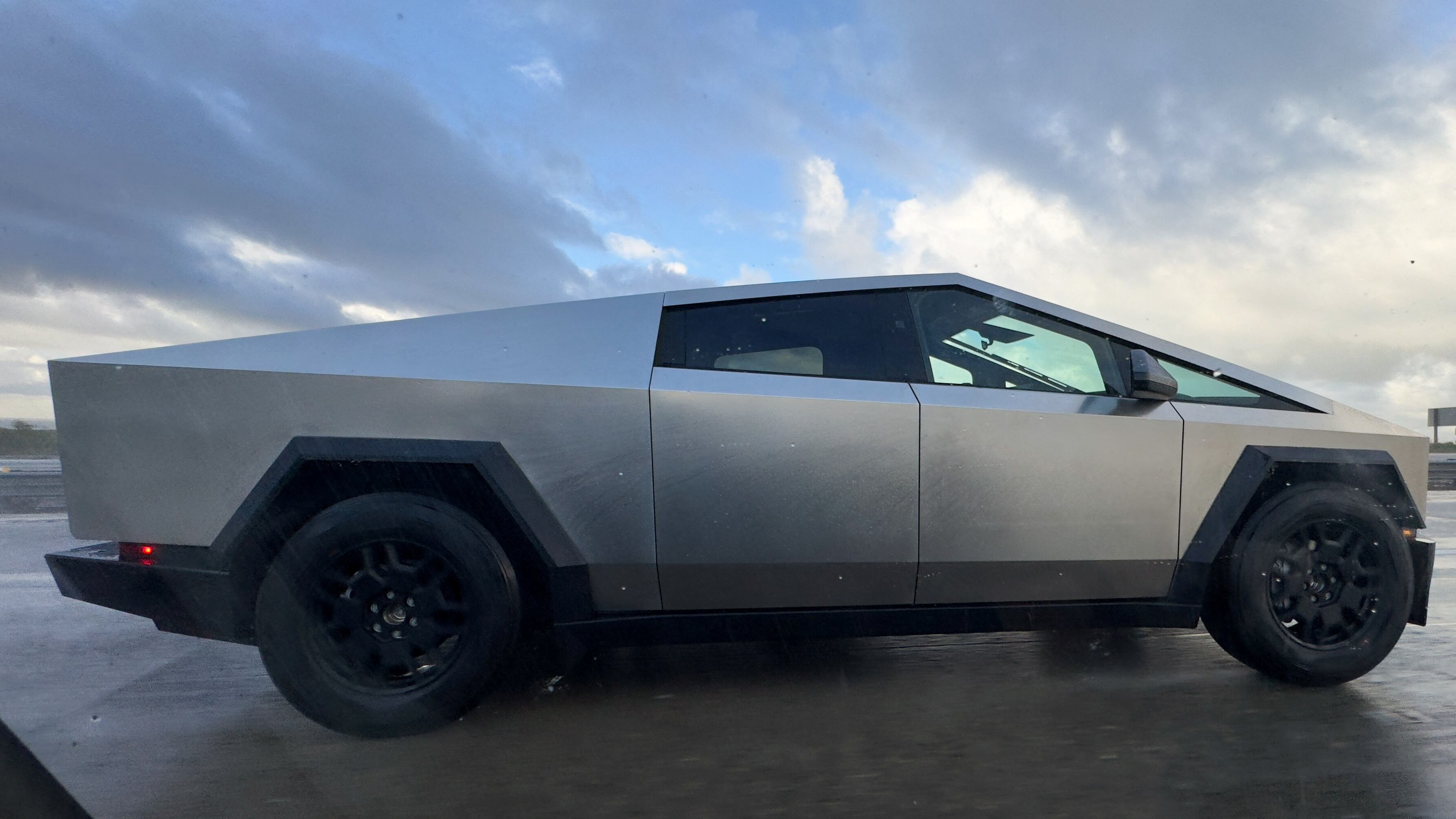 Tesla Cybertruck se ha enfrentado a dos solicitudes de retiro de la Administración Nacional de Seguridad del Tráfico en las Carreteras​ de Estados Unidos. February 7, 2024. REUTERS/Mike Blake