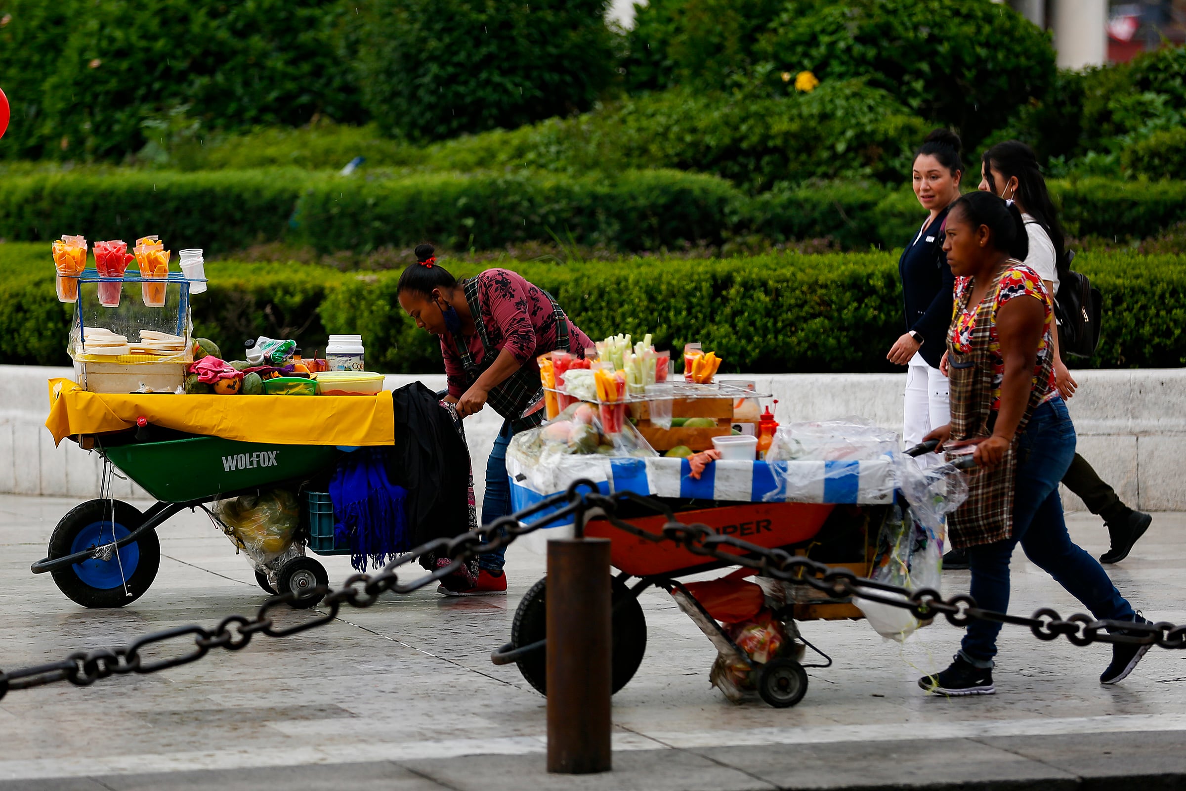 Los vendedores ambulantes deben salir del centro de la ciudad por un fallo administrativo - crédito Carlos Ramírez/EFE