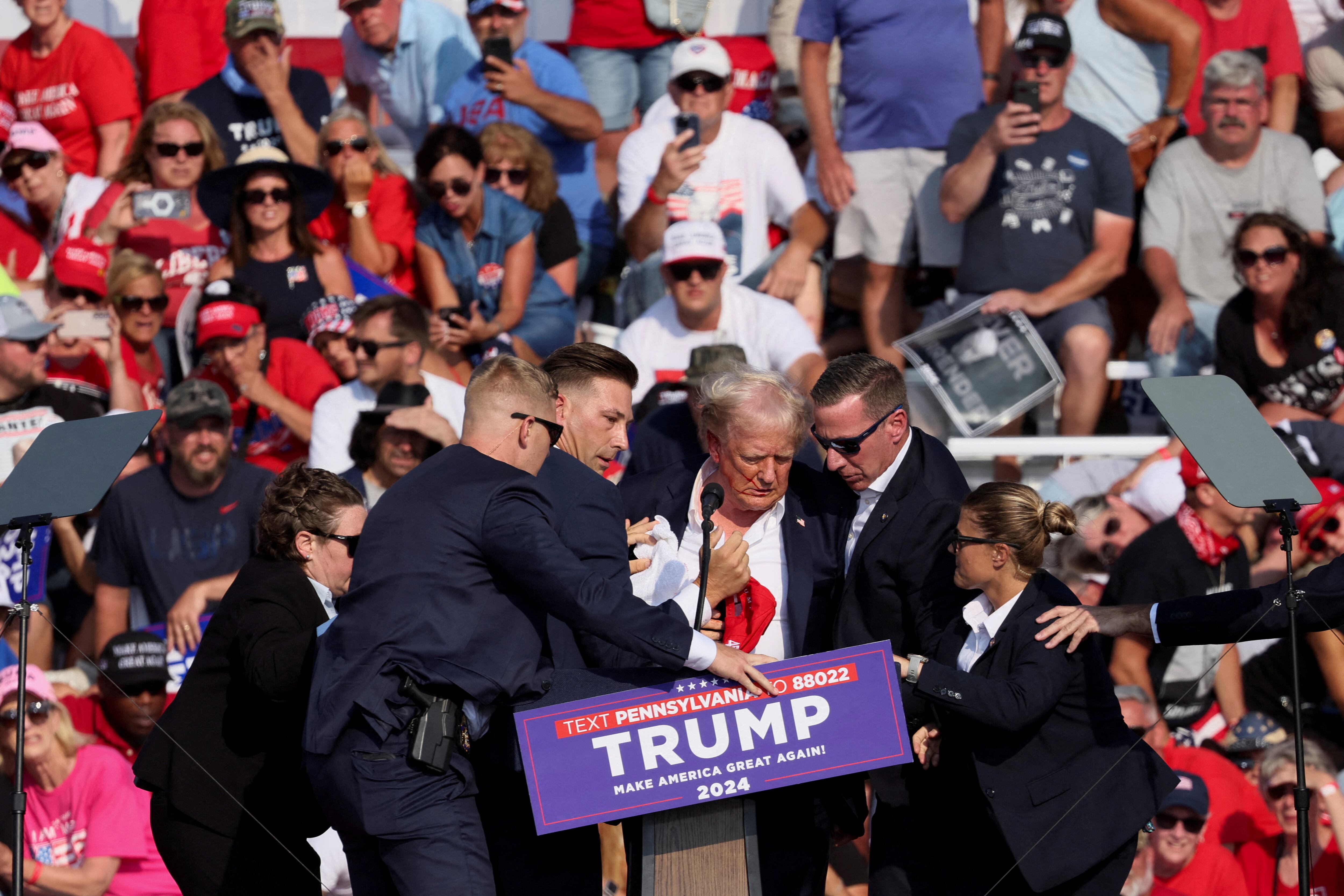 El momento de tensión que tuvo a Donald Trump como protagonista, tras recibir el disparo (REUTERS/Brendan McDermid)