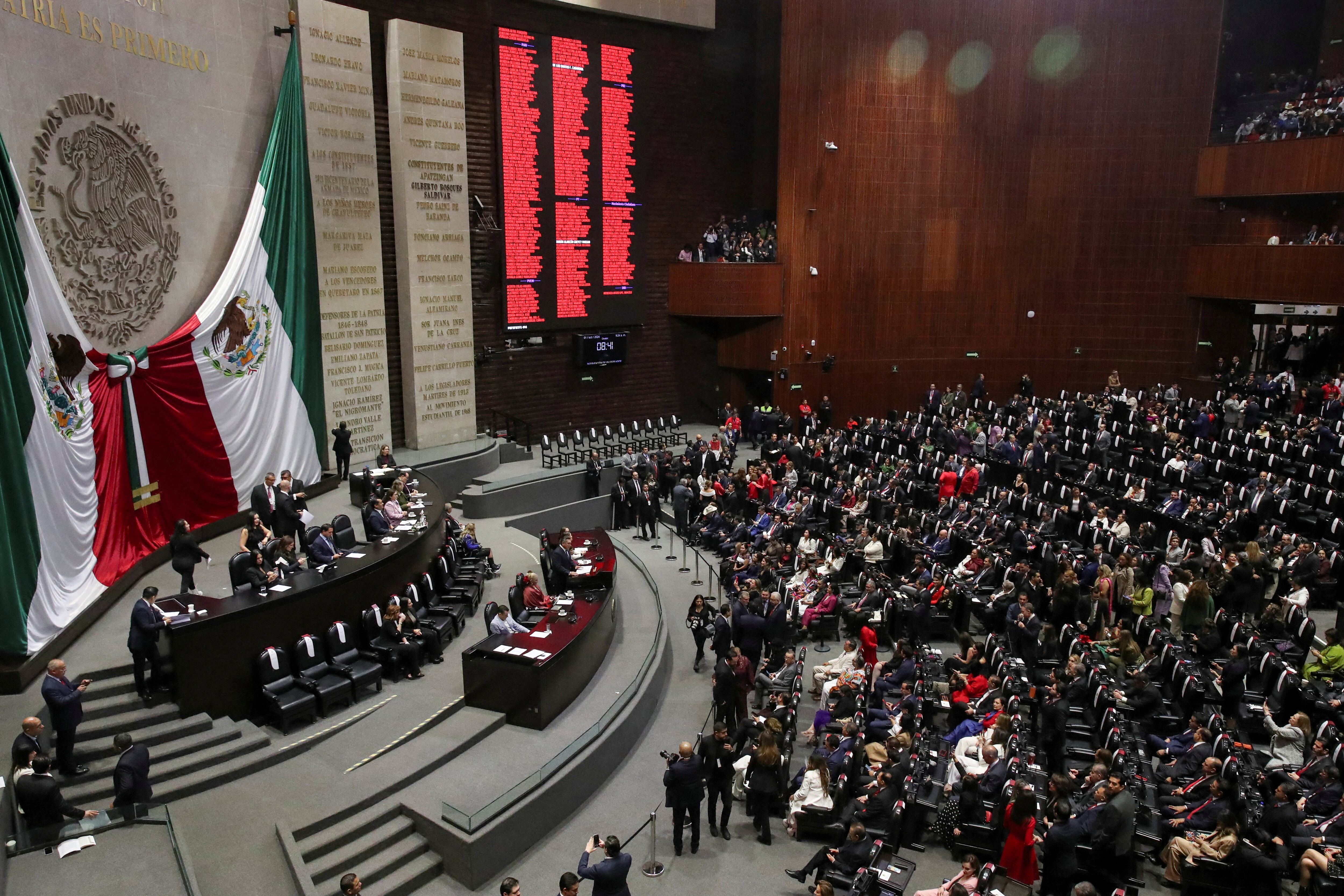 Senator Alejandro Moreno (PRI) speaks before Mexico's President-elect Claudia Sheinbaum receives the ceremonial sash during her swearing in ceremony at the Congress, in Mexico City, Mexico, October 1, 2024. REUTERS/Henry Romero.  REFILE - CORRECTING INFORMATION FROM "NEW PRESIDENT" TO "PRESIDENT-ELECT