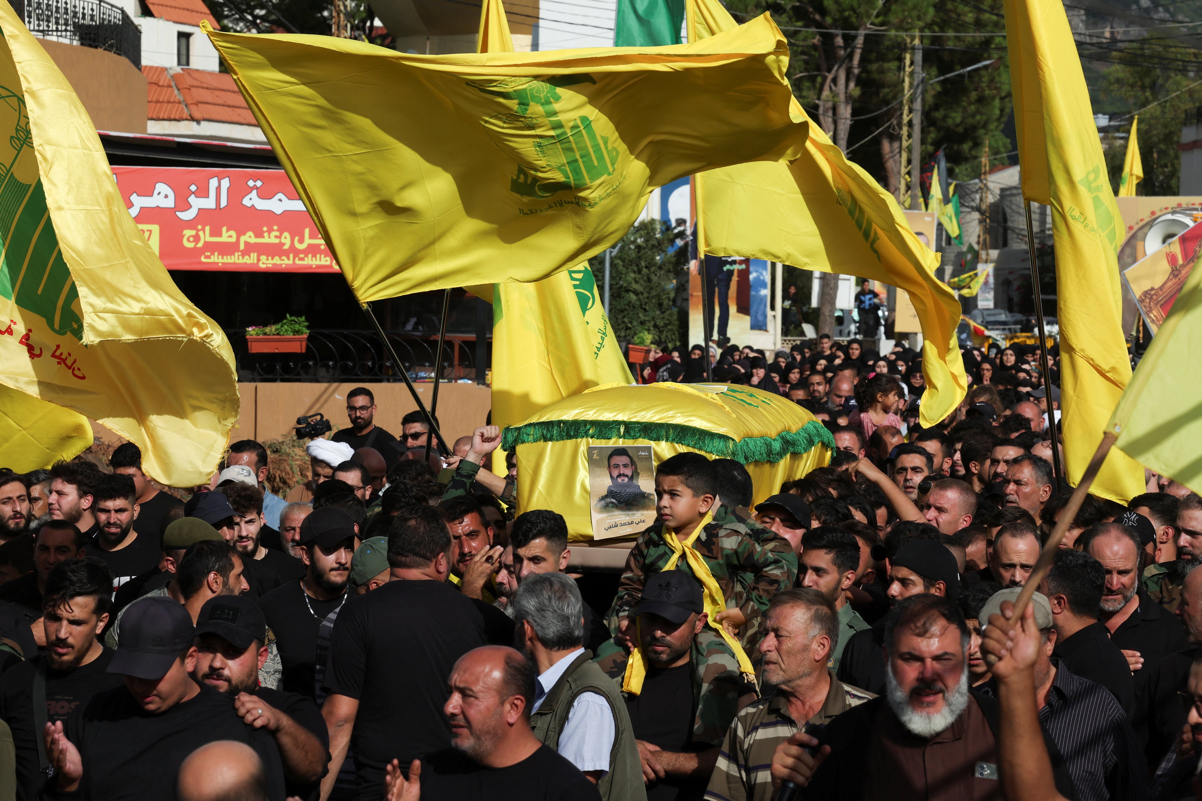 Funeral de miembros de Hezbollah que murieron luego del preciso ataque israelí a beepers y walkie-talkies que utilizaba el grupo. (REUTERS/Aziz Taher)