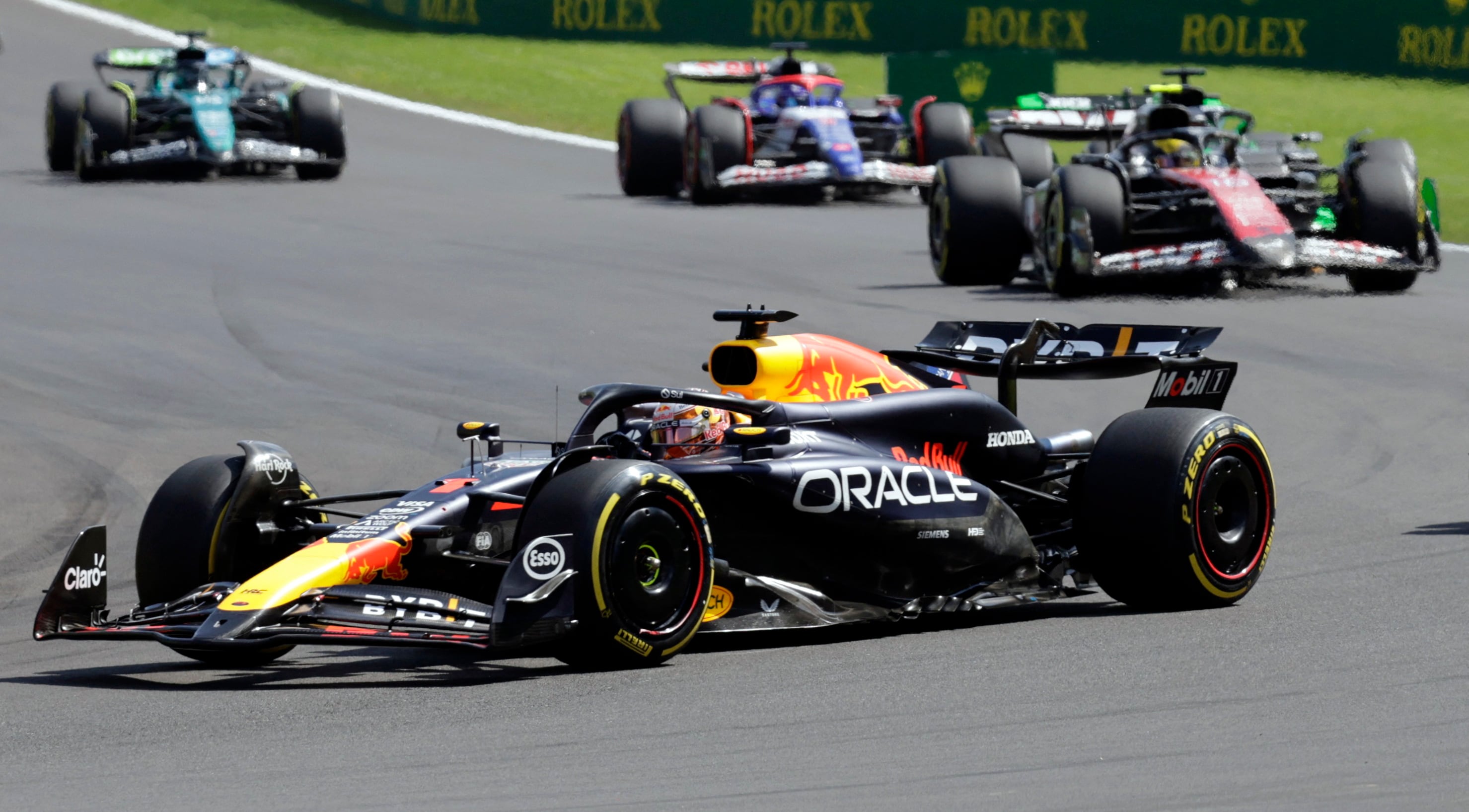 Max Verstappen ganó cuatro de las cinco primeras carreras y bien luego logró otro tres triunfos, el rendimiento de su auto no fue el mismo (REUTERS/Leonhard Foeger)