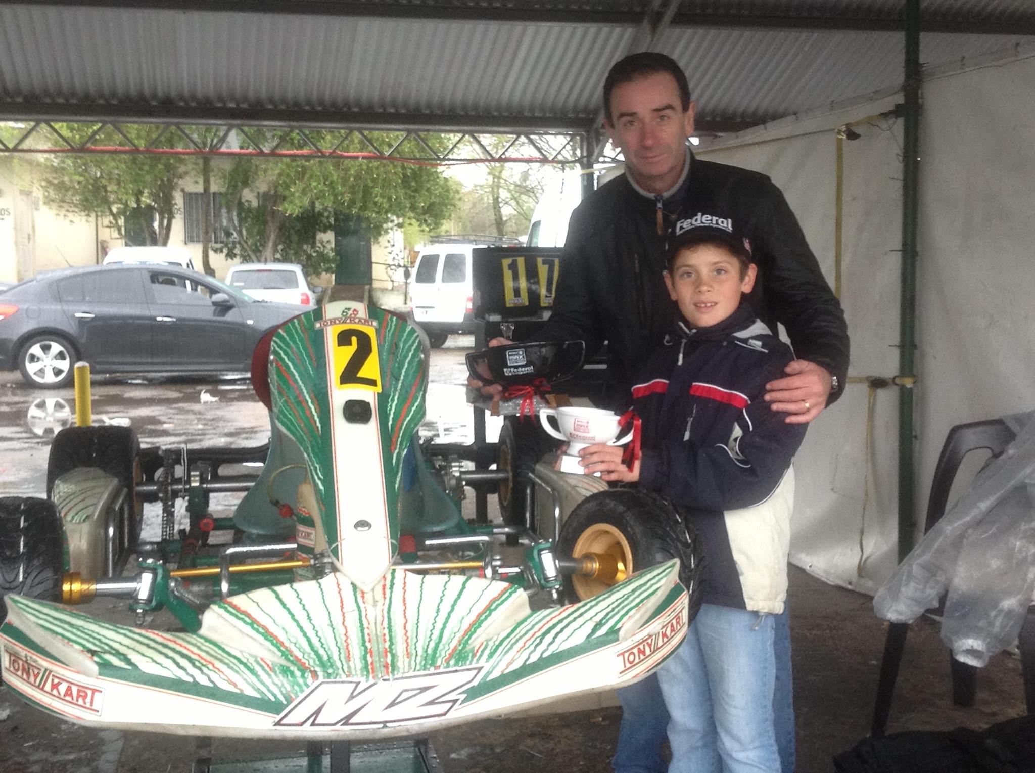 Franco y Aníbal junto al karting y dos copas en mano (Andrea Trofimczuk)