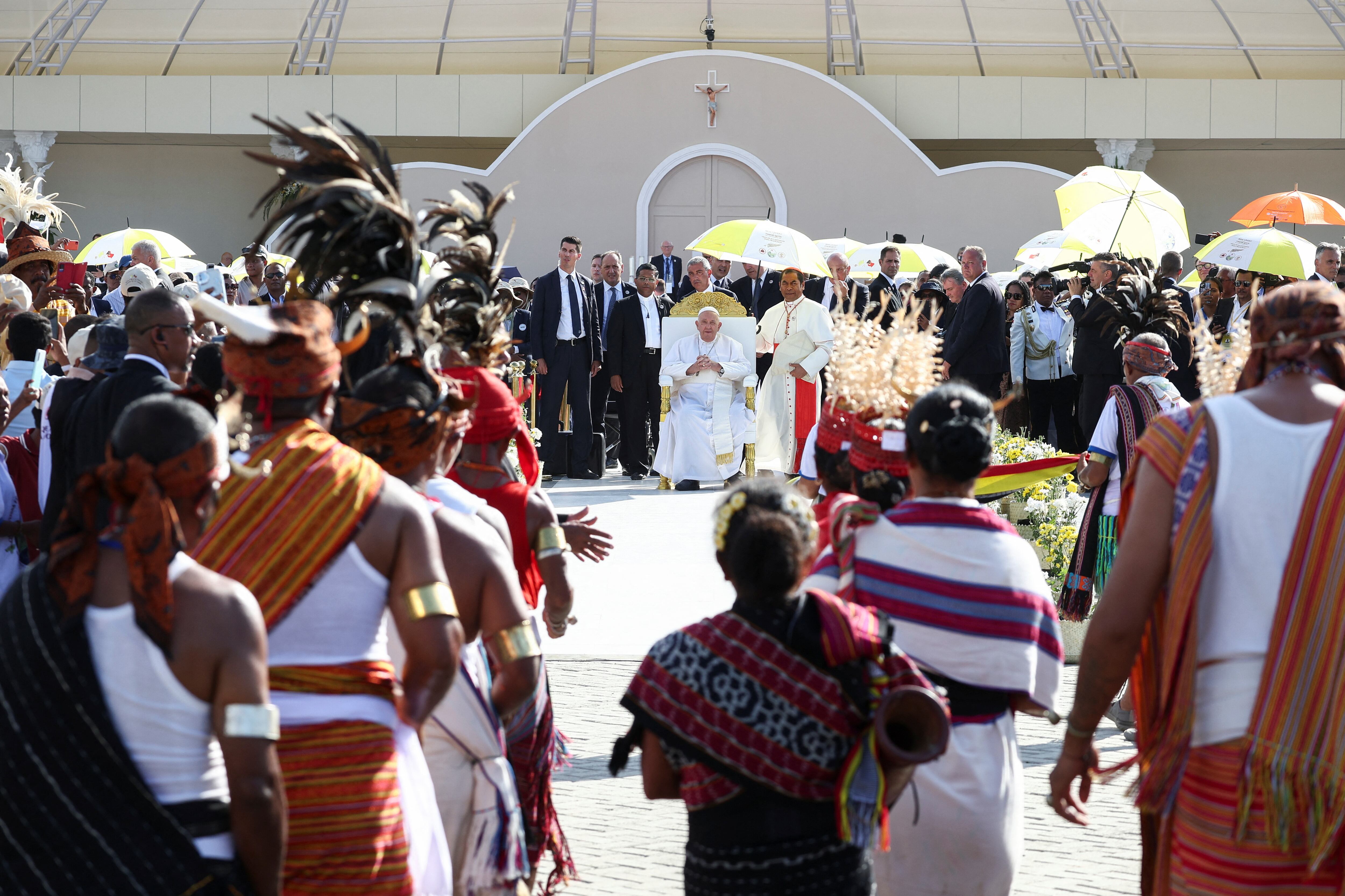 Francisco ante personas vestidas con prendas tradicionales en la misa.