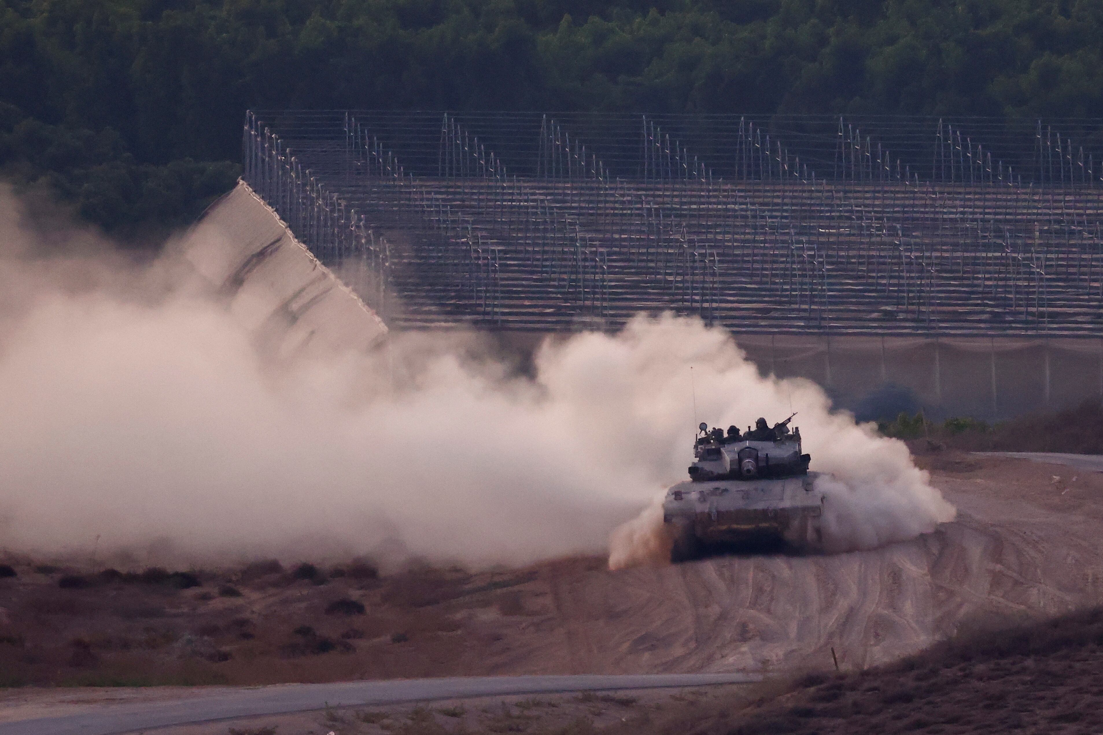 Una tanque de las Fuerzas de Defensa de Israel patrulla la Franja de Gaza para detectar los movimientos del grupo terrorista Hamas