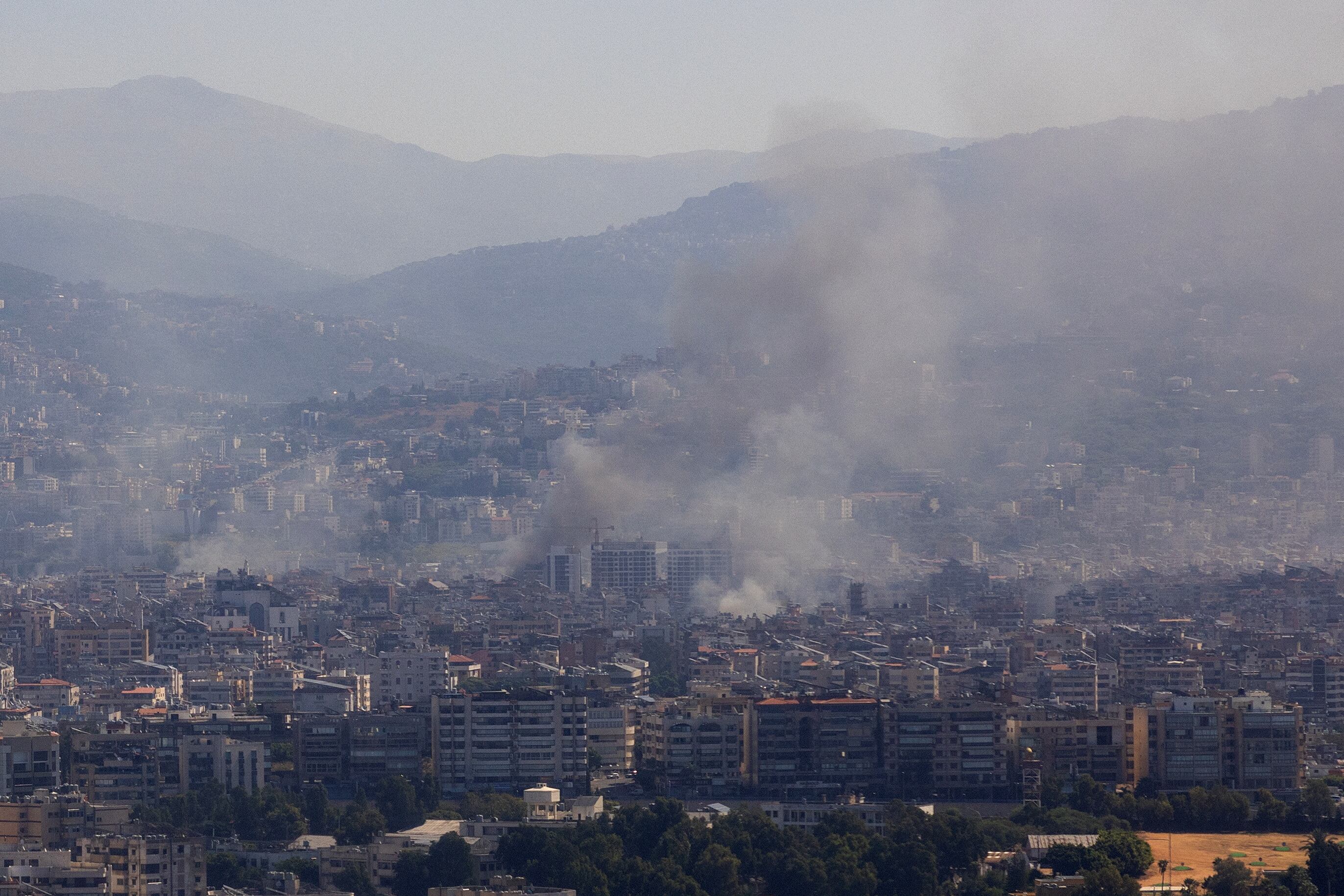 Humo que se ve en Beirut a raíz de las operaciones de Israel (REUTERS/Alkis Konstantinidis)