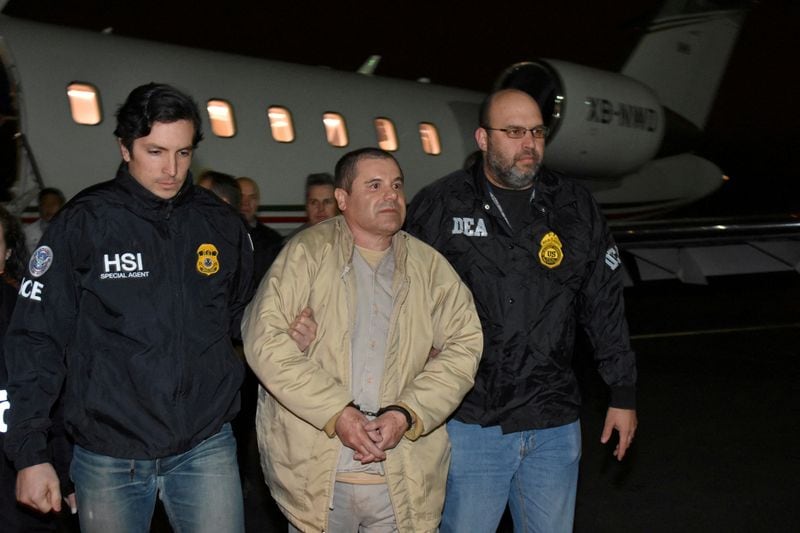 FOTO DE ARCHIVO: El principal narcotraficante mexicano Joaquín "El Chapo" Guzmán es escoltado a su llegada al aeropuerto MacArthur de Long Island en Nueva York, Estados Unidos, 19 de enero de 2017, tras su extradición desde México. Funcionarios estadounidenses/Handout via REUTERS ATENCIÓN EDITORES - ESTA IMAGEN FUE PROPORCIONADA POR UN TERCERO. SOLO PARA USO EDITORIAL/Foto de archivo