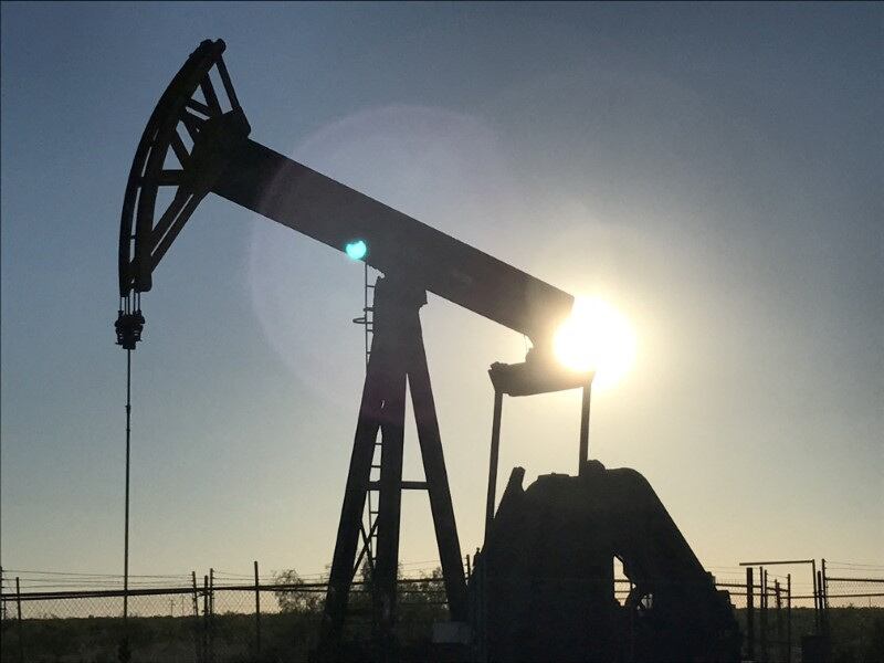 Una bomba de petróleo se ve operando en la Cuenca Pérmica cerca de Midland, Texas, Estados Unidos (REUTERS/Ernest Scheyder/Archivo)