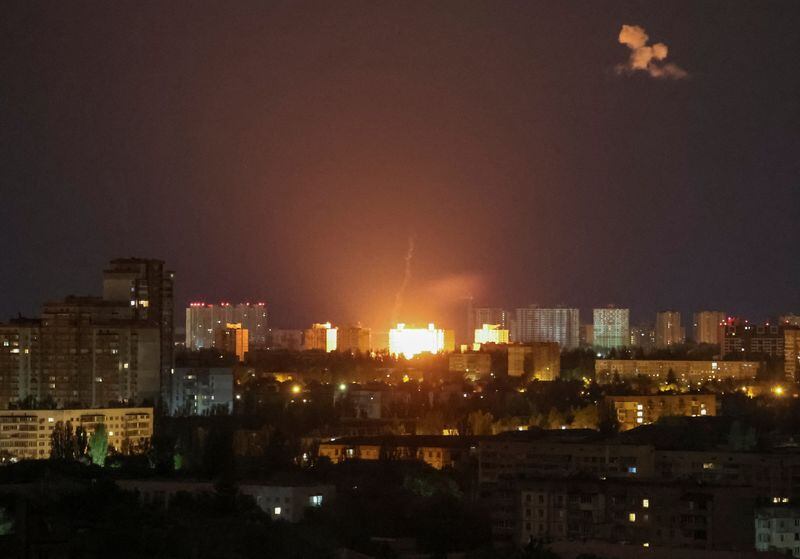 Una explosión de un dron se ve durante un ataque de Rusia contra Ucrania, en Kiev (REUTERS/Gleb Garanich)