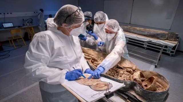 Los restos encontrados muestran signos de enfermedades que padecieron du Bellay cerca del final de su vida. (Julien de Rosa/AFP)