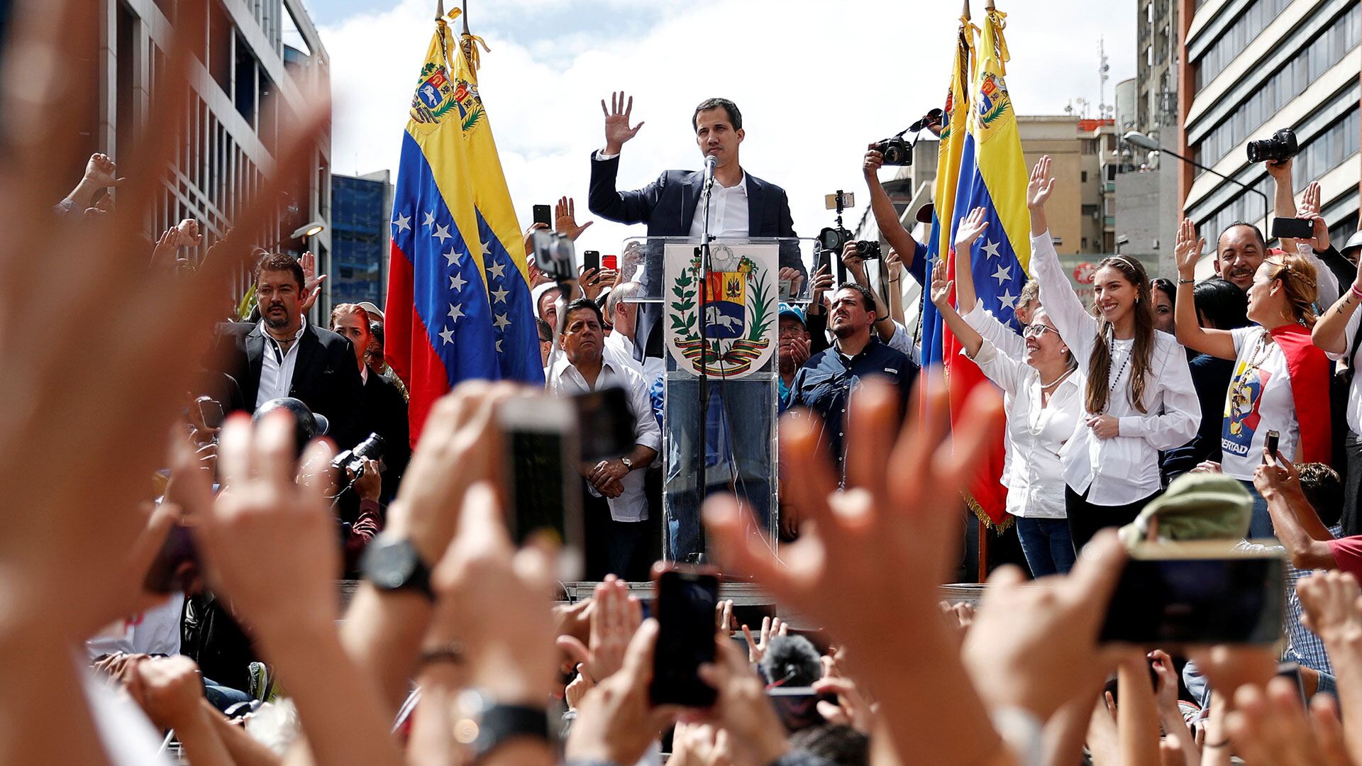 Tras las elecciones fraudulentas, Juan Guaidó se juramentó como presidente interino de Venezuela, con el respaldo de la comunidad internacional (REUTERS/ARCHIVO)