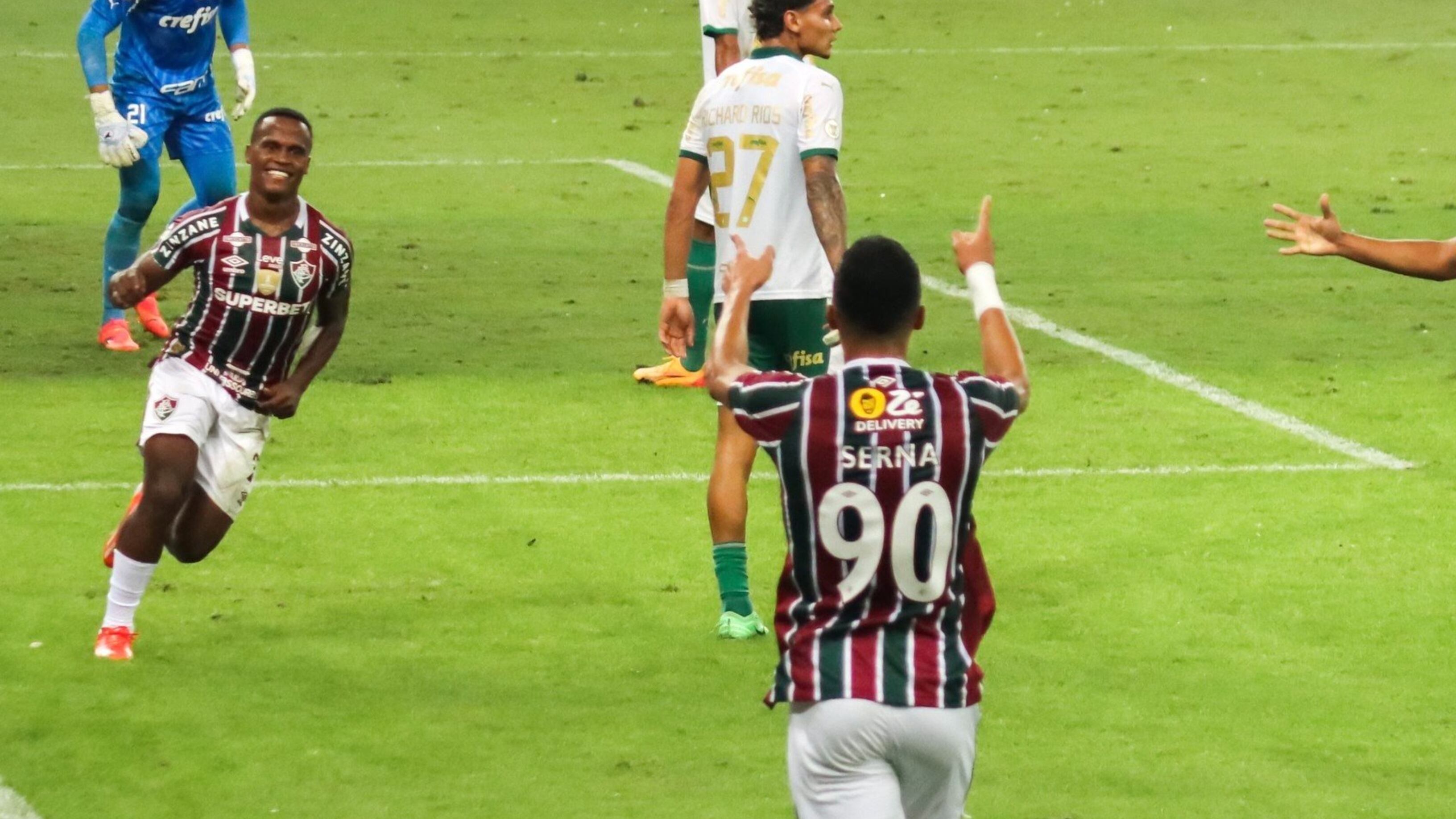 Jhon Arias y Kevin Serna celebran el gol del triunfo de Fluminense ante Palmeiras con Richard Ríos de fondo - crédito Fluminense