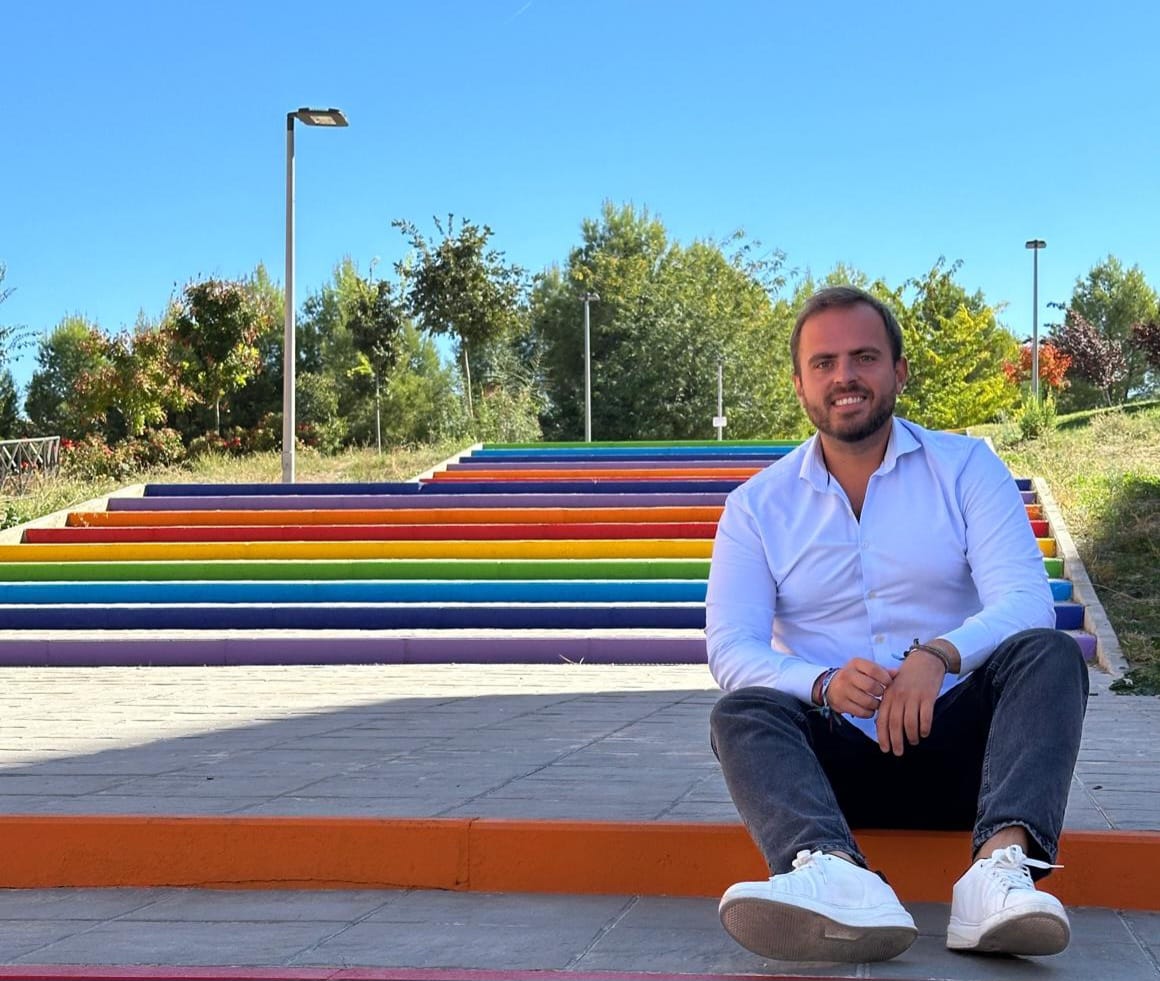 Cuando la política es útil: pintar unas escaleras de colores para que una niña de 9 años con ‘síndrome de Morsier’ no se caiga