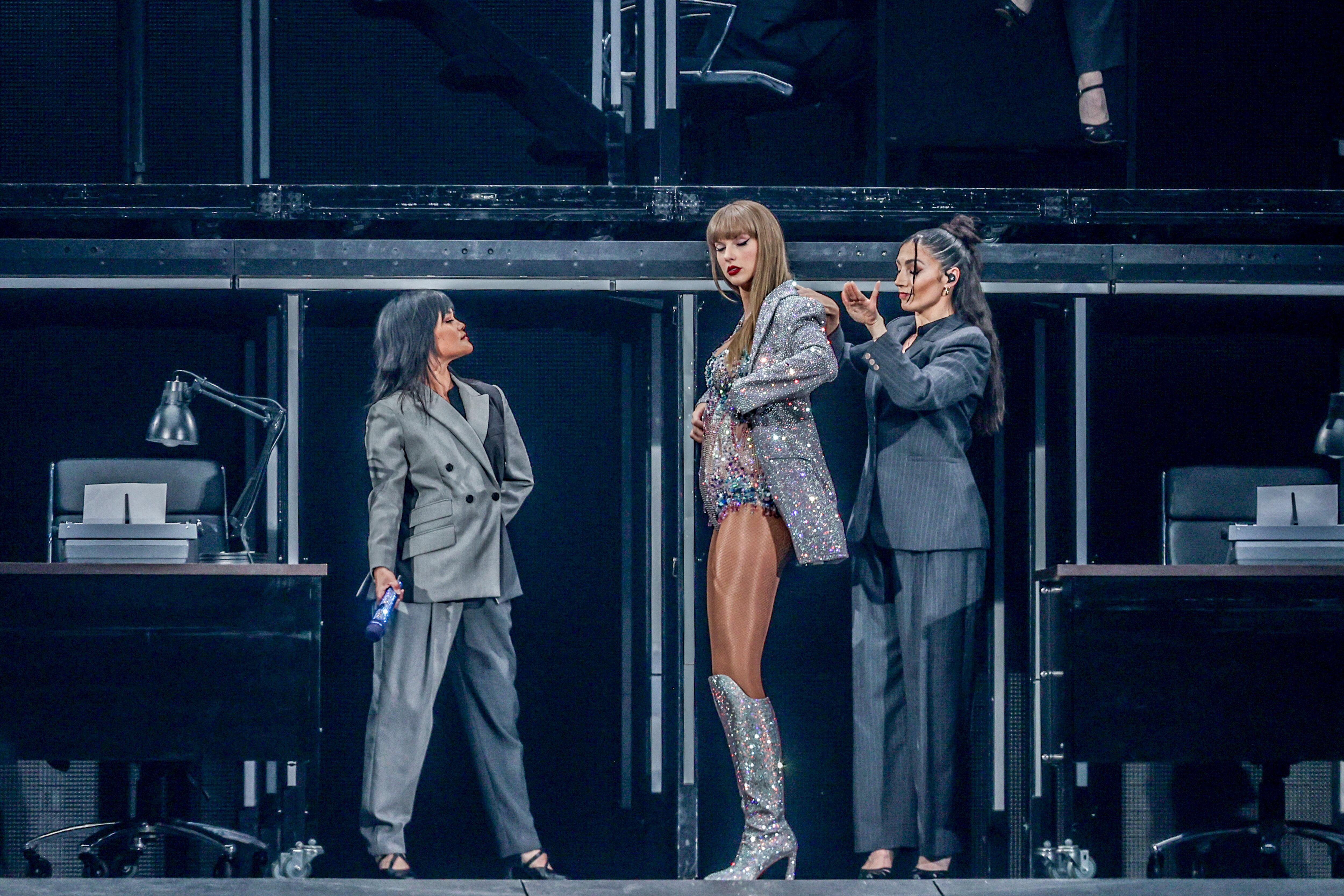 La cantante Taylor Swift durante la primera de sus dos actuaciones en el Estadio Santiago Bernabéu, a 29 de mayo de 2024, en Madrid (Ricardo Rubio/Europa Press)