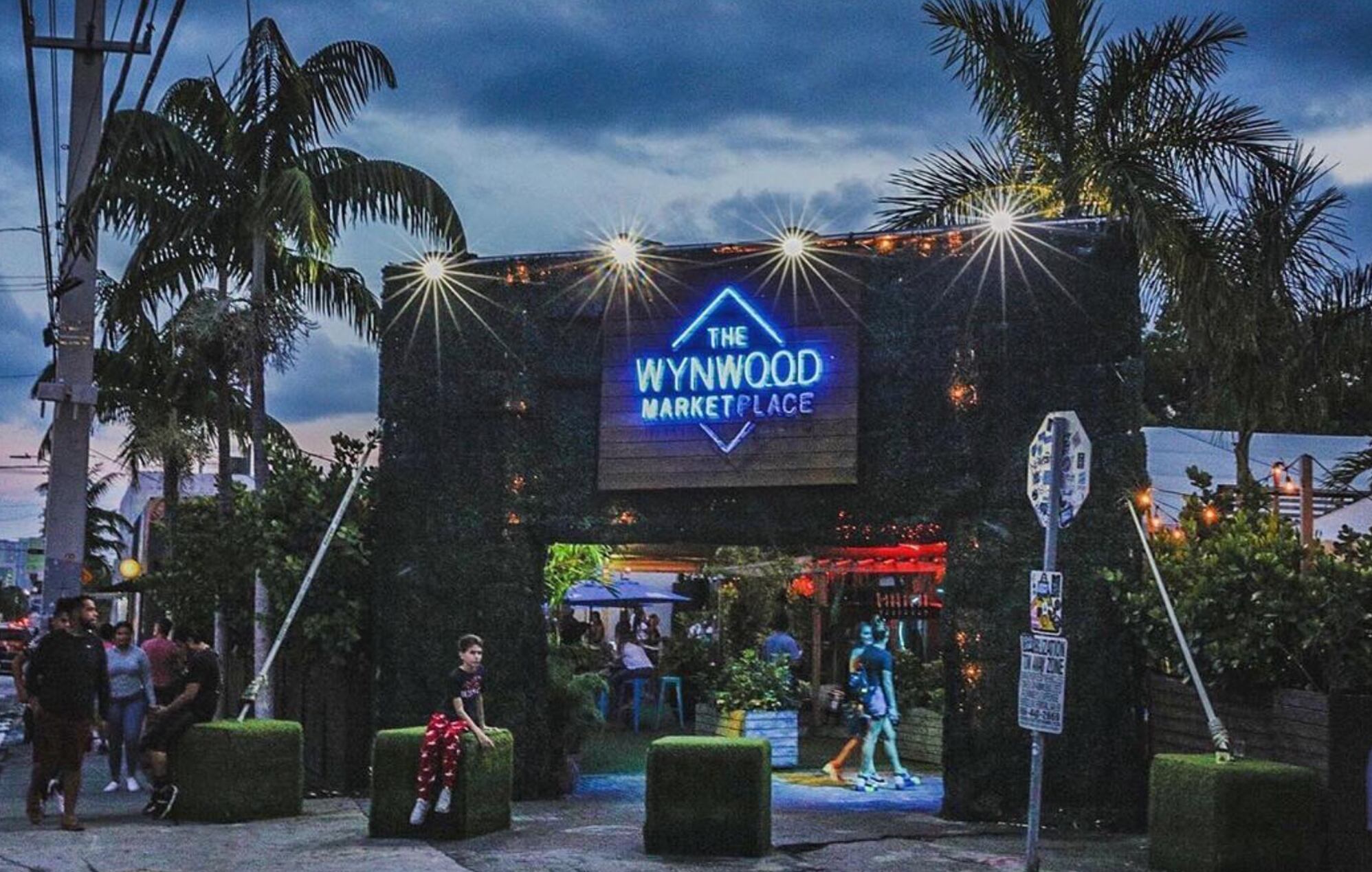 Entrada a The Wynwood Marketplace, un espacio de entretenimiento y gastronomía en Miami, vista nocturna