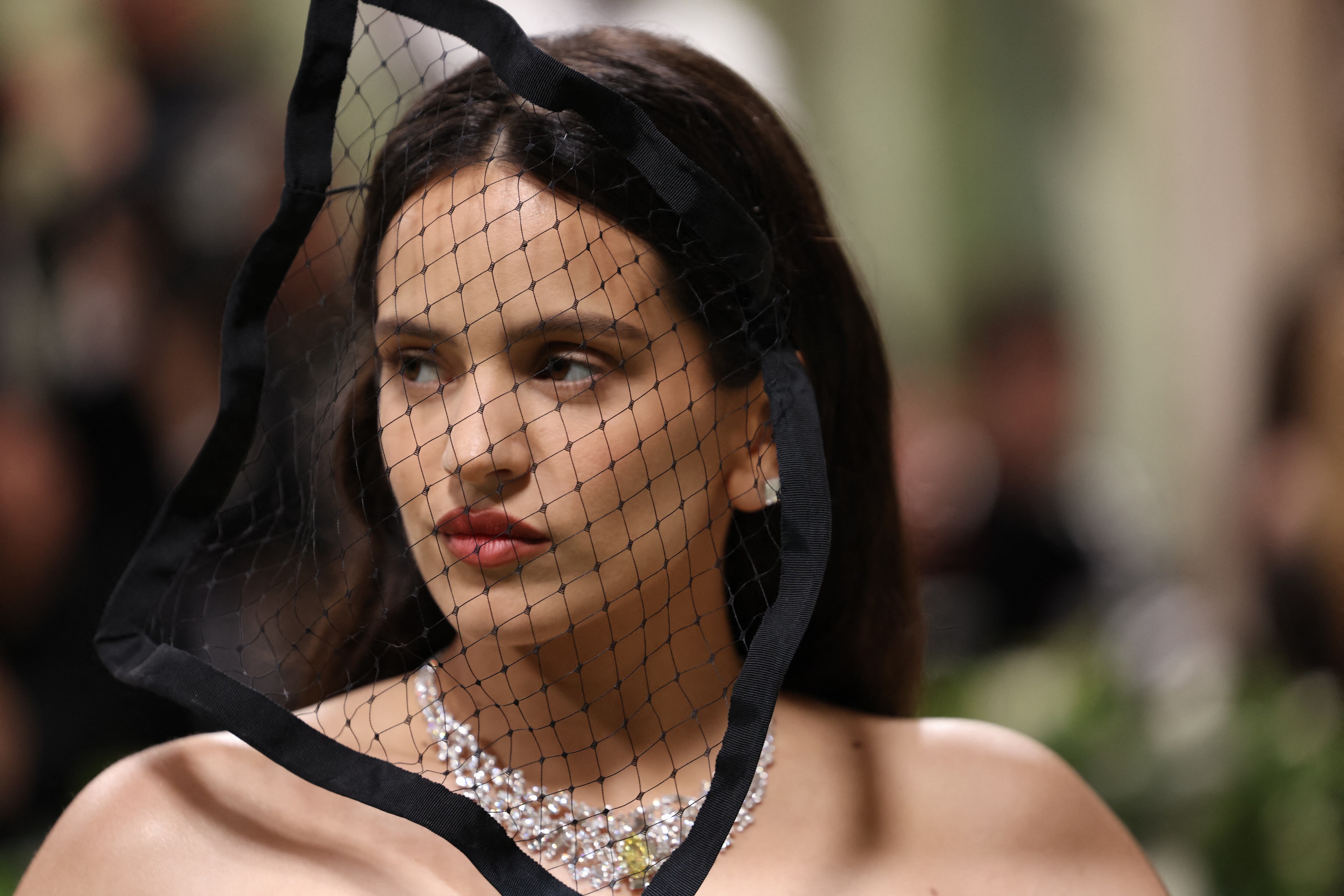 Rosalía, en la alfombra roja de la MET Gala el pasado 6 de mayo en Nueva York (REUTERS/Andrew Kelly)