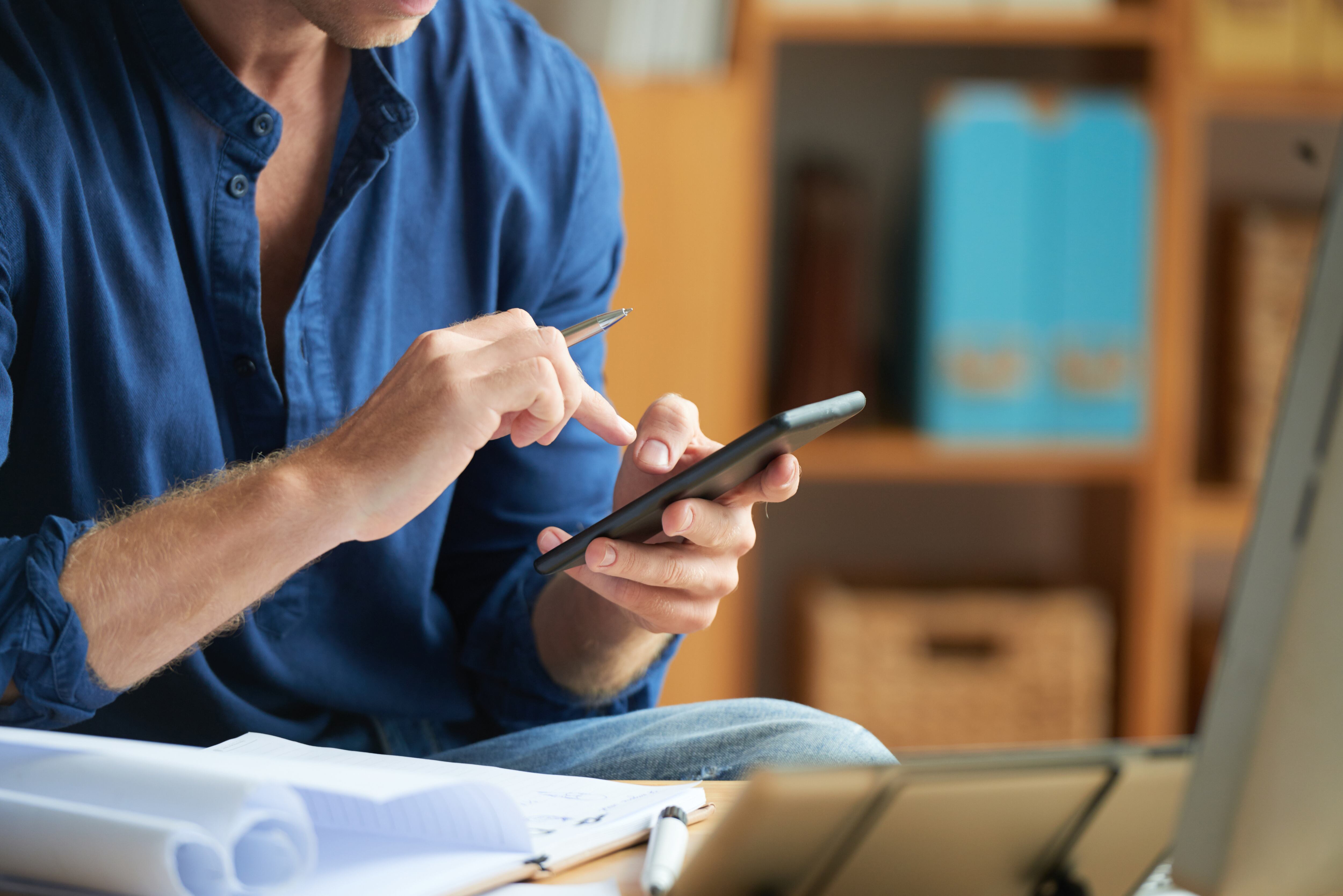 Hombre utilizando el teléfono móvil (Freepik)