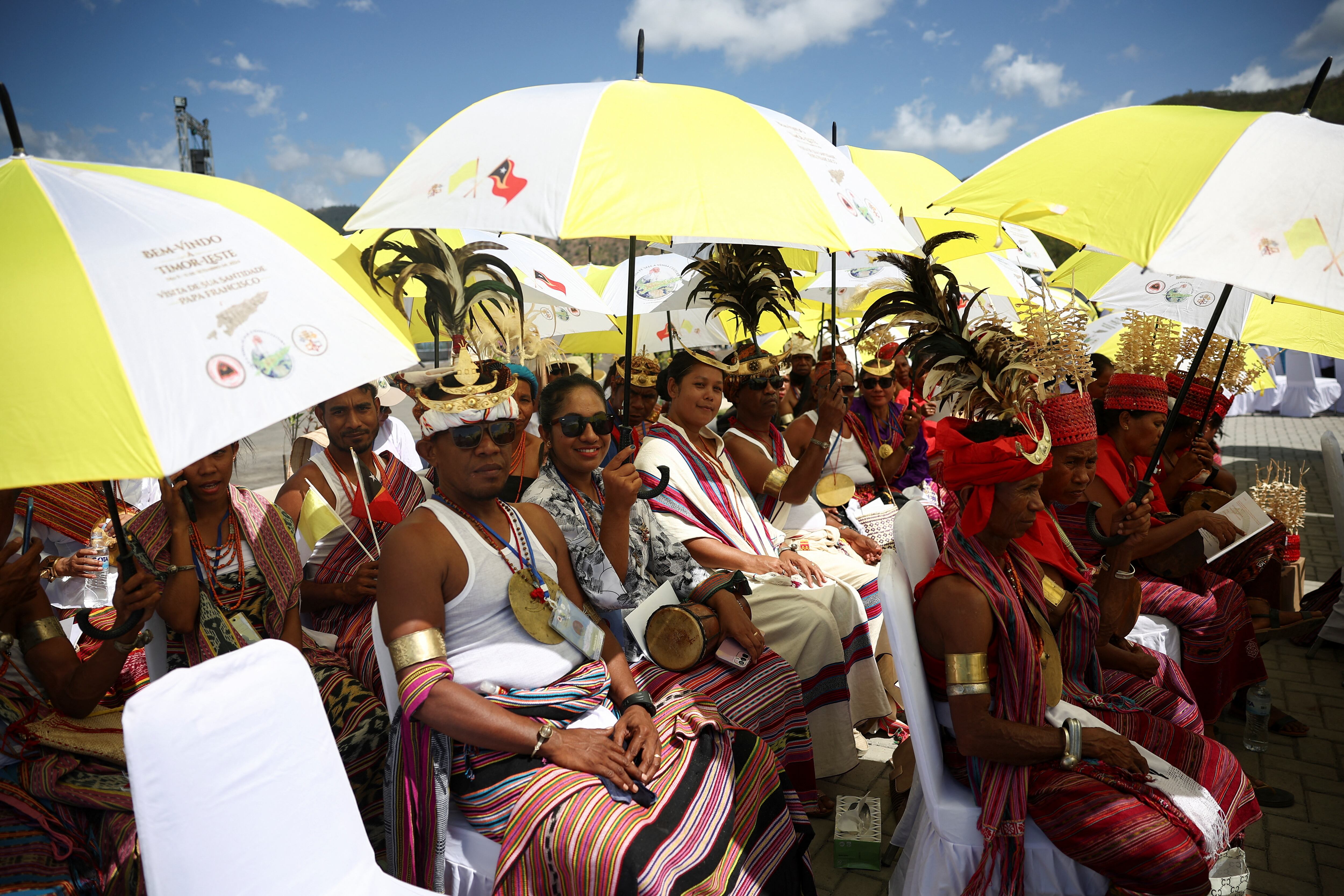 Personas vestidas con atuendos tradicionales en la misa.