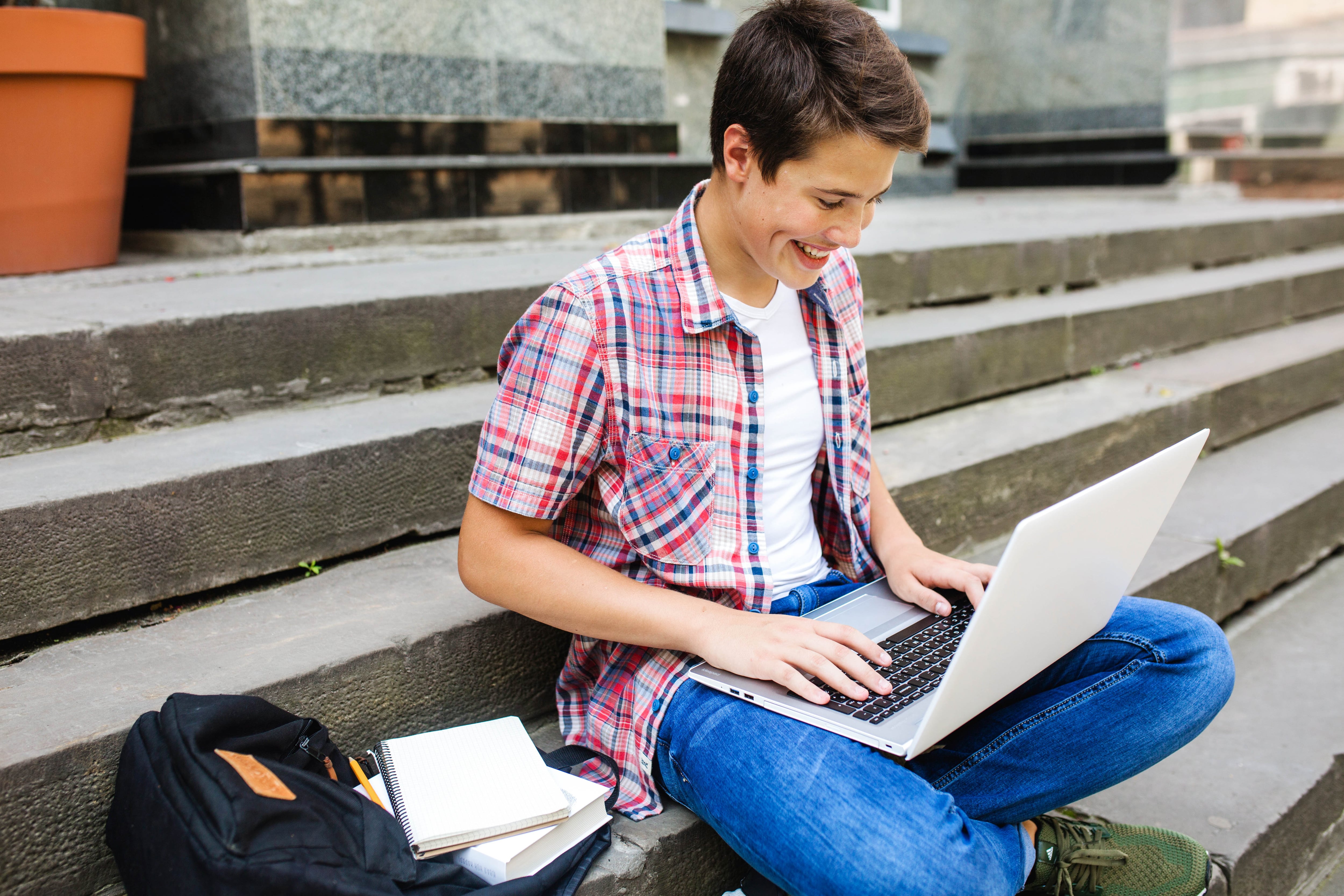 adolescente joven estudiando computadora notebook laptop Modo Seguro (freepik)