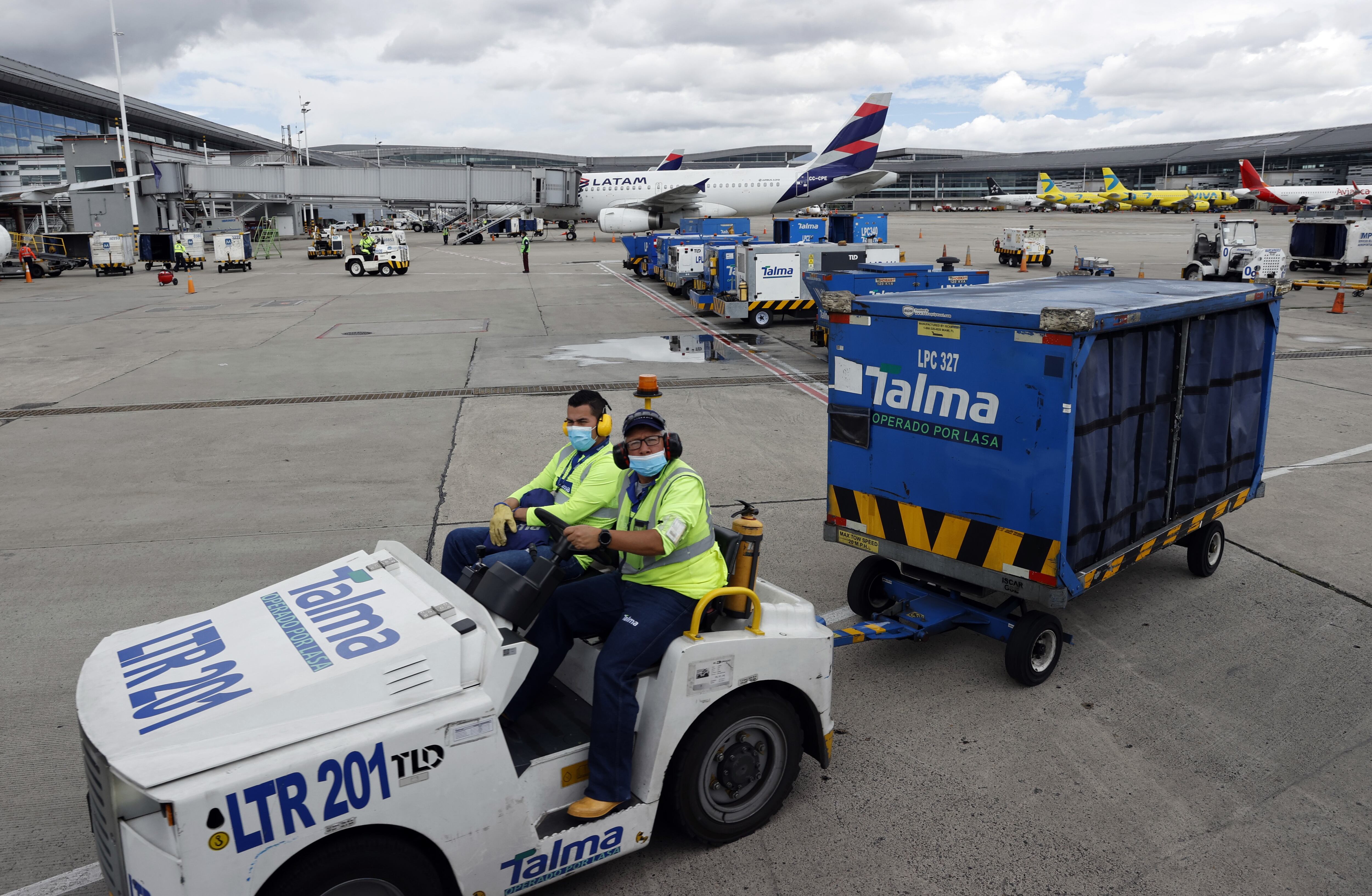 Terpel informó que ya tomó medidas de contingencia para garantizar el suministro de combustible para aviones - crédito Mauricio Dueñas Castañeda/EFE