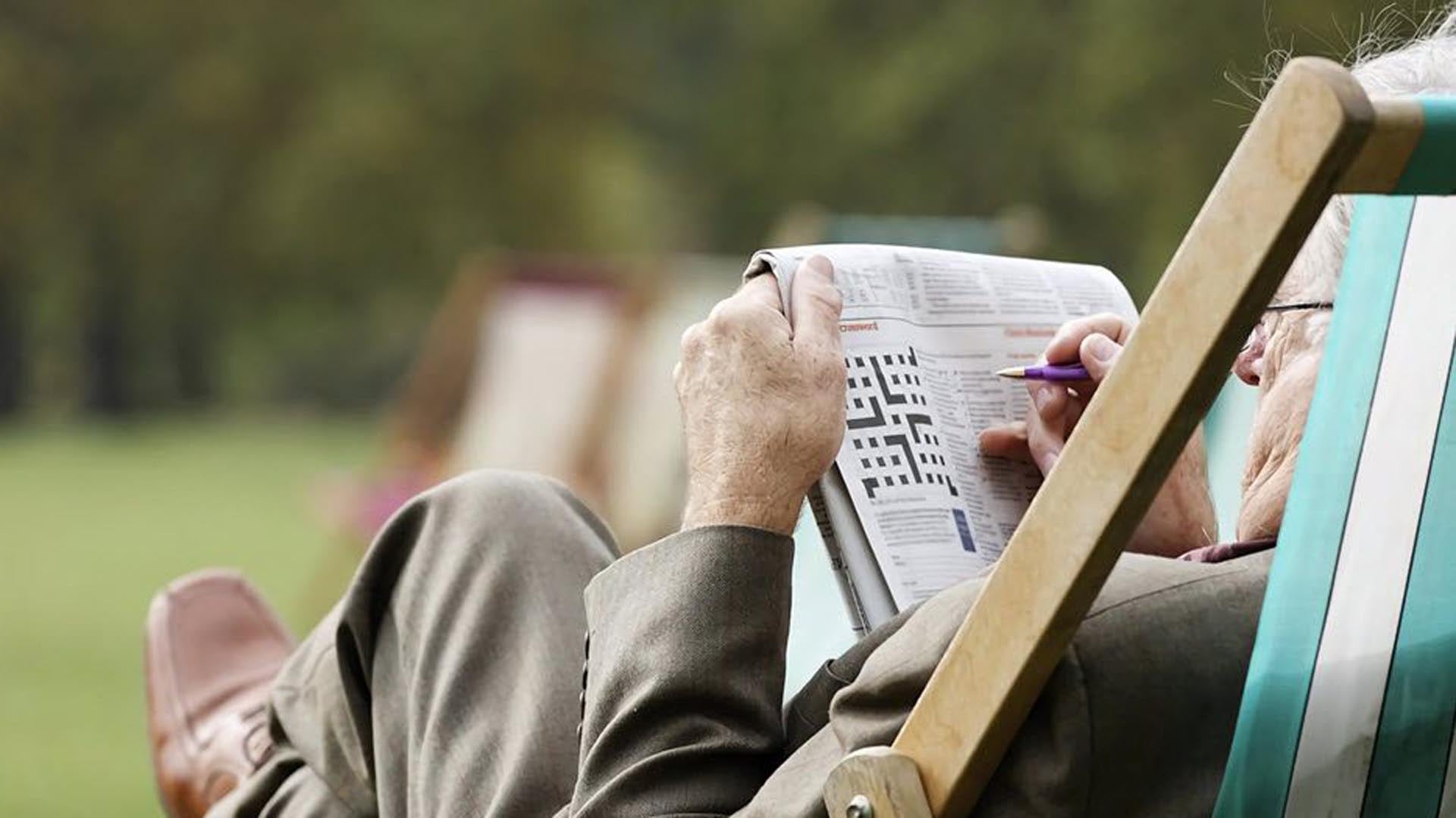 Desde juegos con palabras, crucigramas hasta la lectura frecuente, algunos hábitos diarios pueden entrenar la mente y mejorar la capacidad para recordar nombres y términos (iStock)