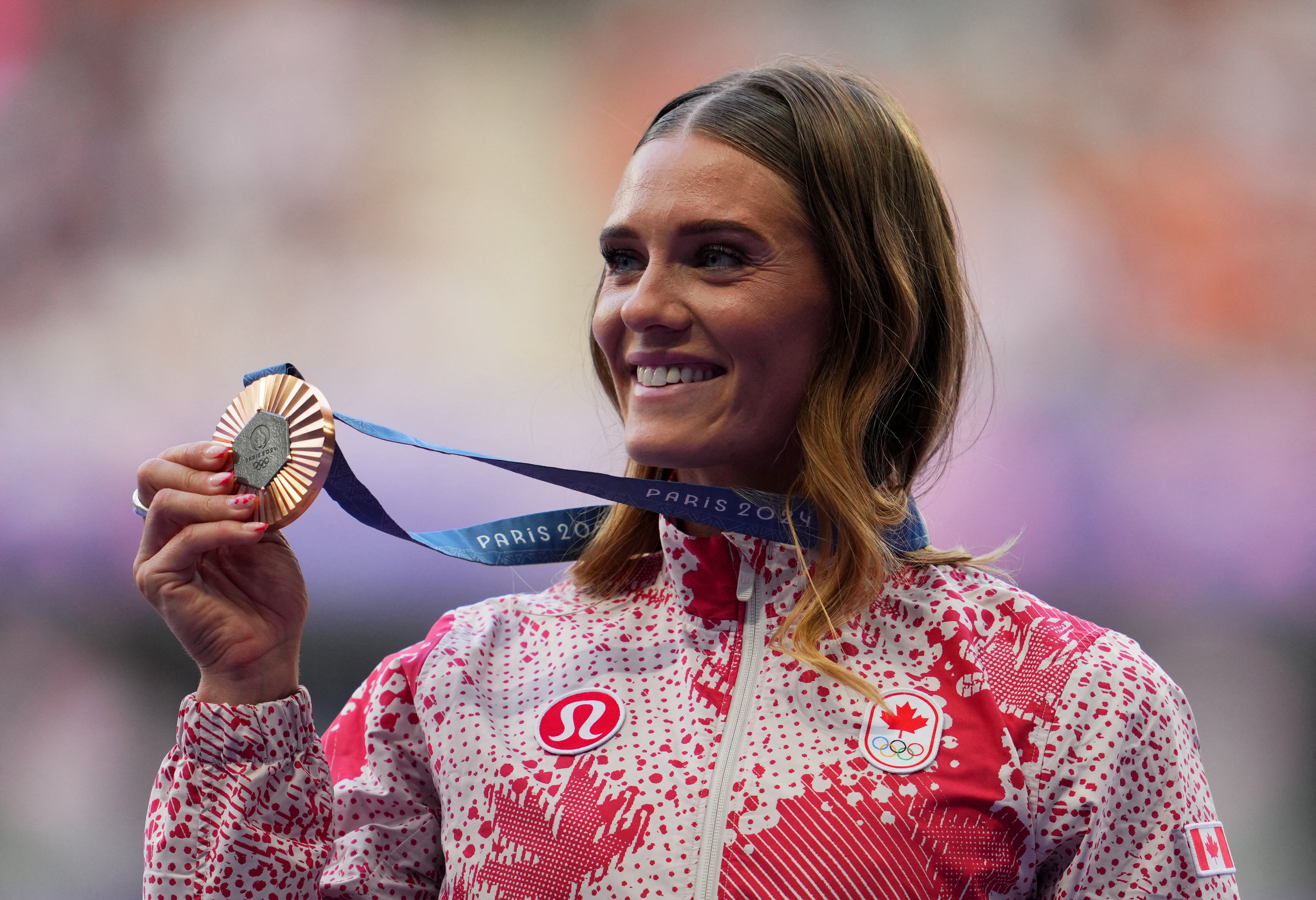 Alysha Newman posa con su medalla en el podio (REUTERS/Aleksandra Szmigiel)