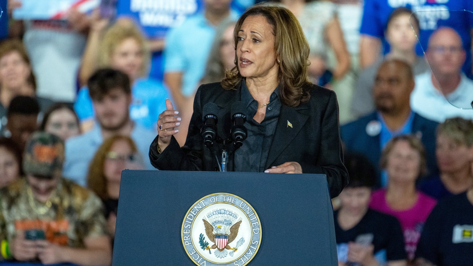 La candidata presidencial demócrata, la vicepresidenta estadounidense Kamala Harris, habla durante un mitin de campaña en McHale Hall de la Universidad de Wilkes, en Wilkes-Barre, Pensilvania. EFE/EPA/DAVID MUSE