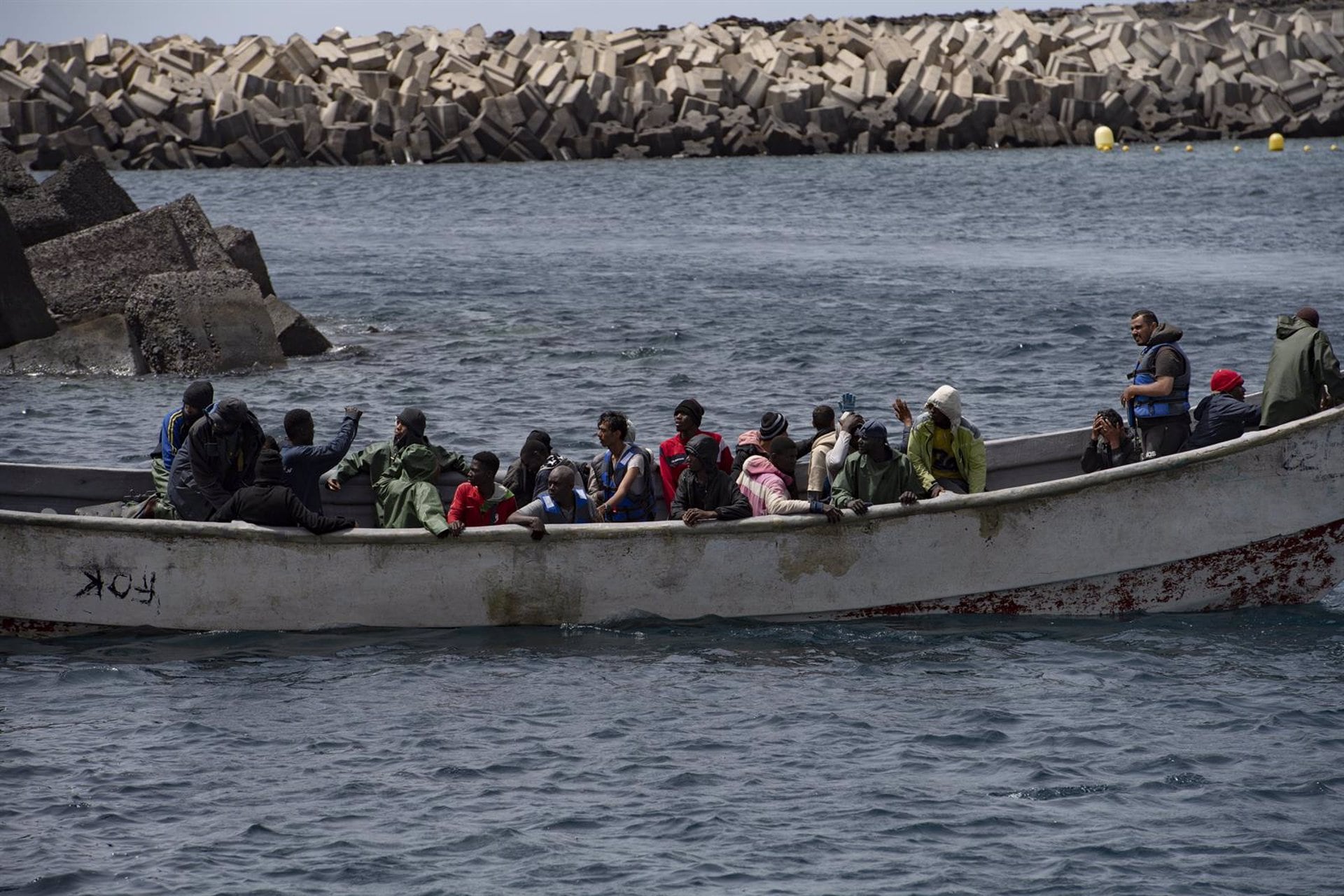 Un cayuco a su llegada al puerto de La Restinga, en El Hierro (Canarias). (Antonio Sempere/Europa Press)
