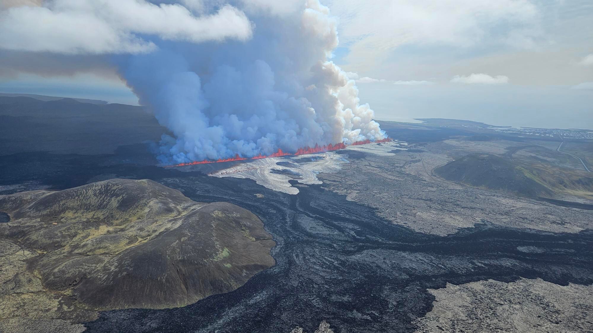 La península de Reykjanes ha experimentado siete erupciones desde 2021, llamando la atención de la comunidad científica (EFE/Protección Civil de Islandia)