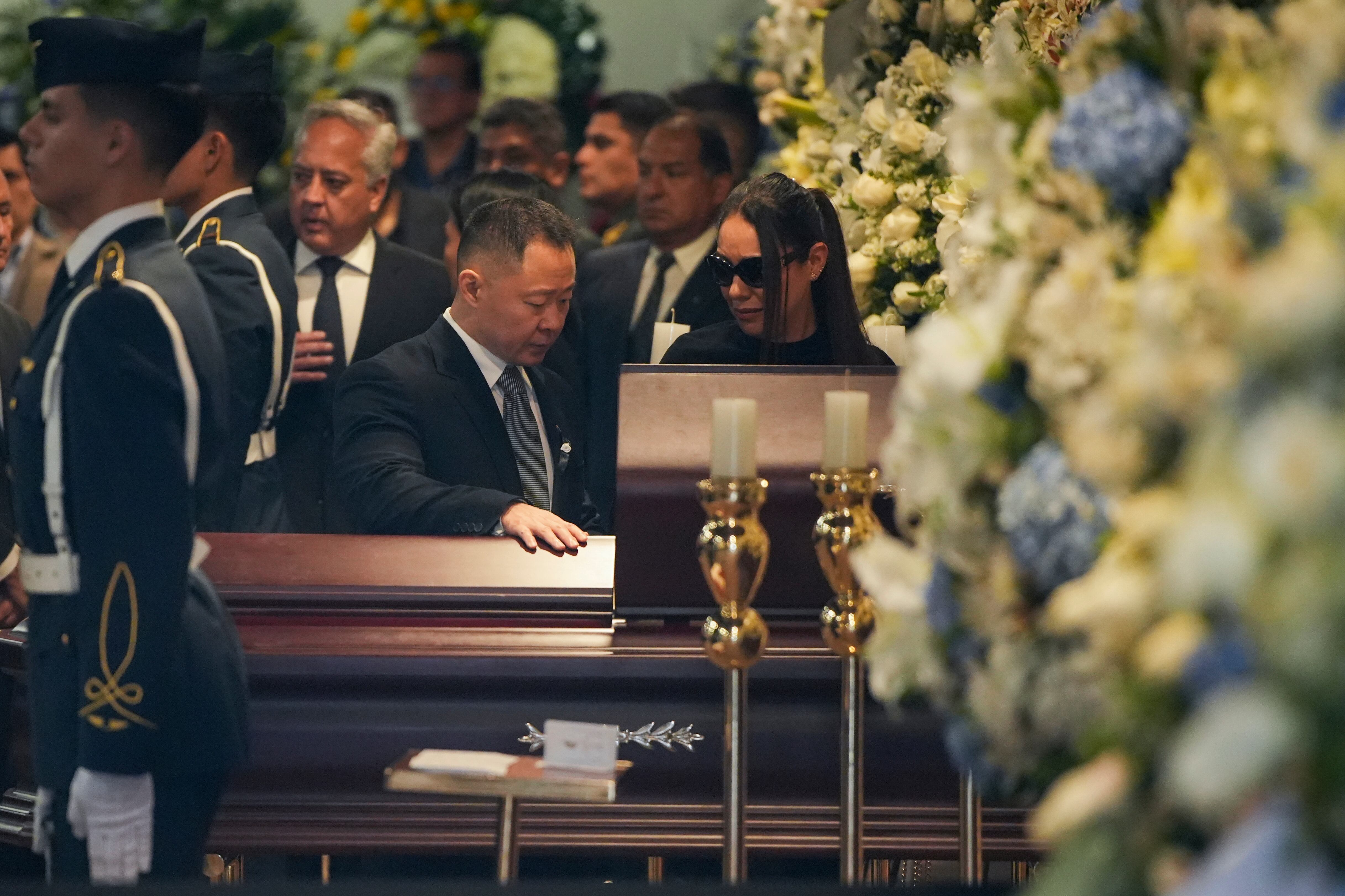 Kenji Fujimori junto al ataúd de su padre, el expresidente Alberto Fujimori, durante su velorio en Lima, Perú, el jueves 12 de septiembre de 2024. (AP Foto/Guadalupe Pardo)