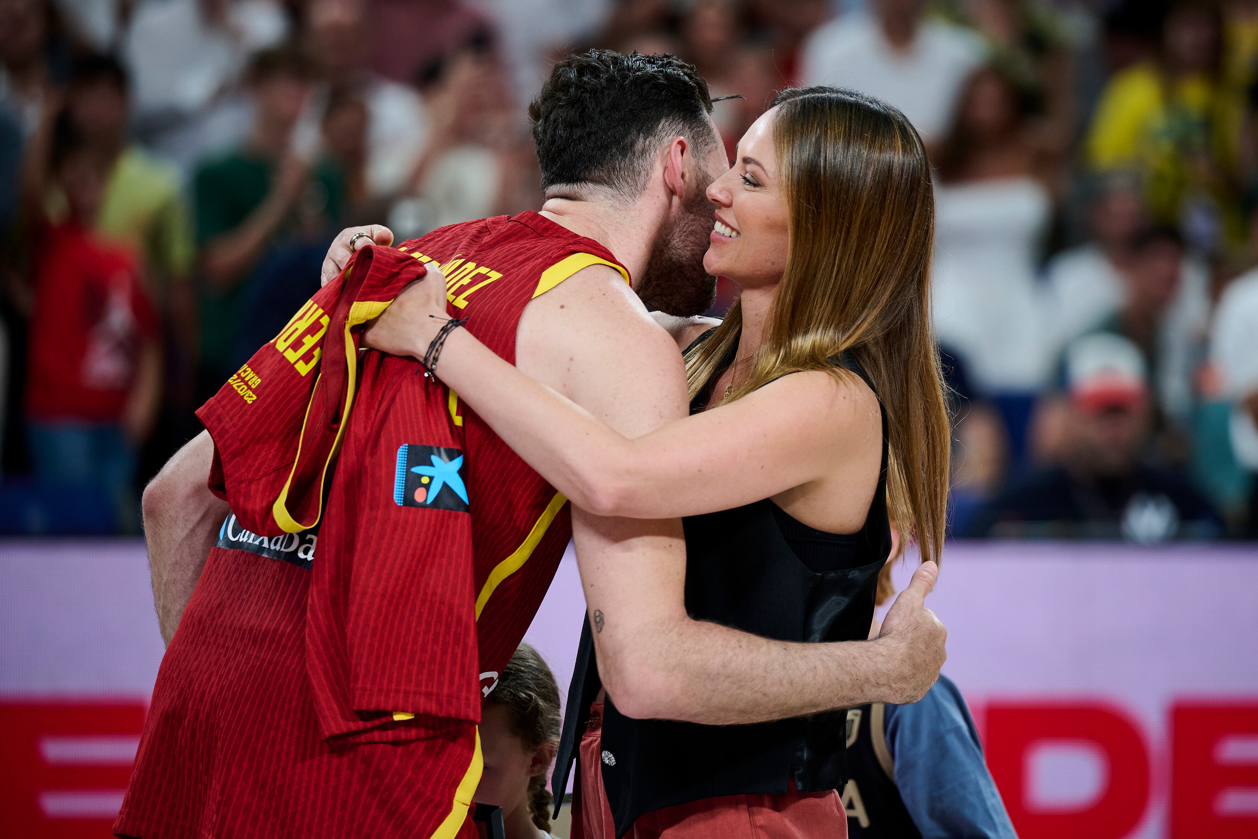 Rudy Fernández #05 de España besando a su esposa Helen Lindes durante su homenaje por ser el último partido con la camiseta española en España tras el partido amistoso entre España y Puerto Rico de preparación para los Juegos Olímpicos de París en el WiZink Center el 23 de julio de 2024 en Madrid. España. (Foto de Borja B. Hojas/Getty Images)