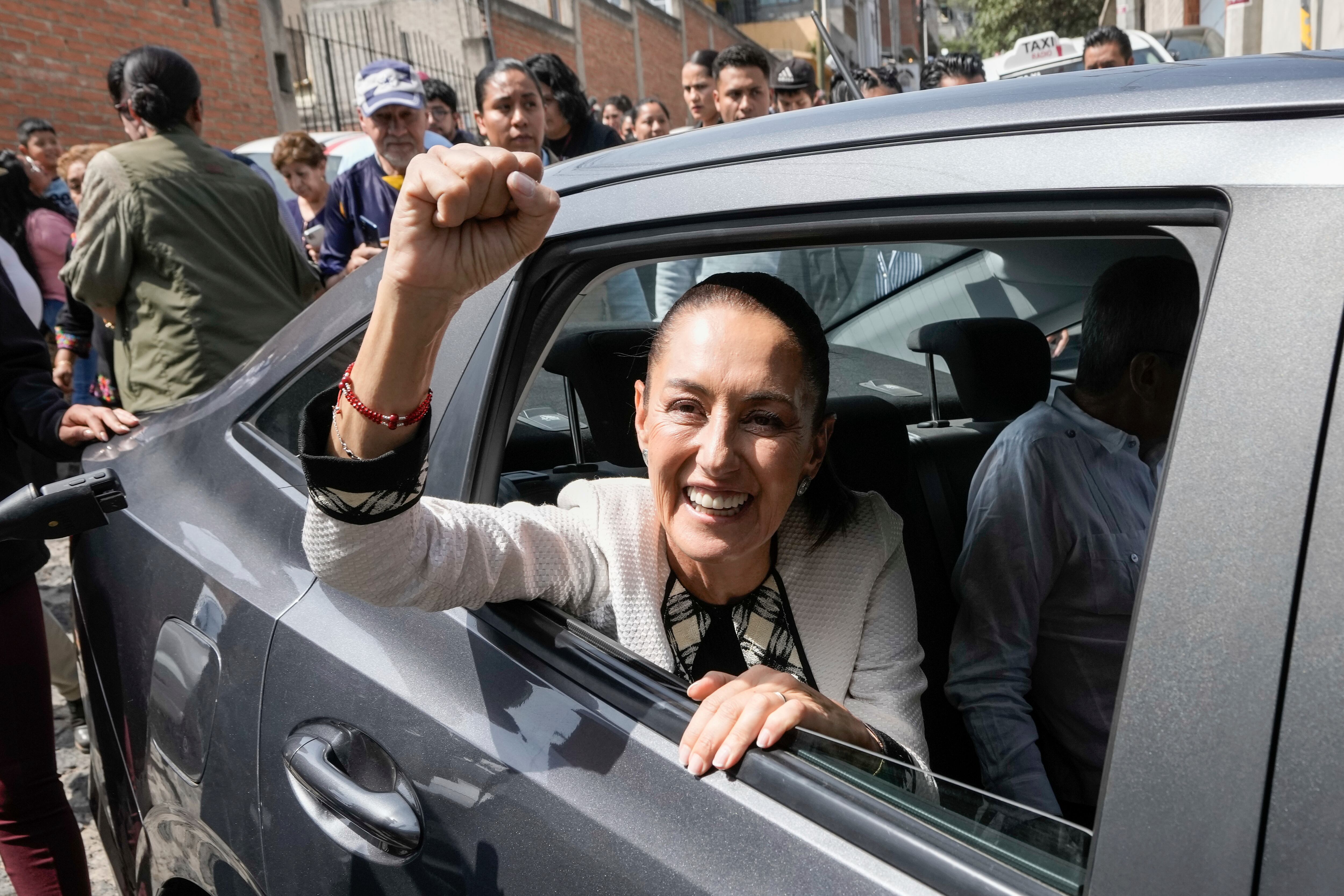 Tanto la virtual presidenta electa como los partidos de la coalición recibirán la multa 

(AP Foto/Eduardo Verdugo)