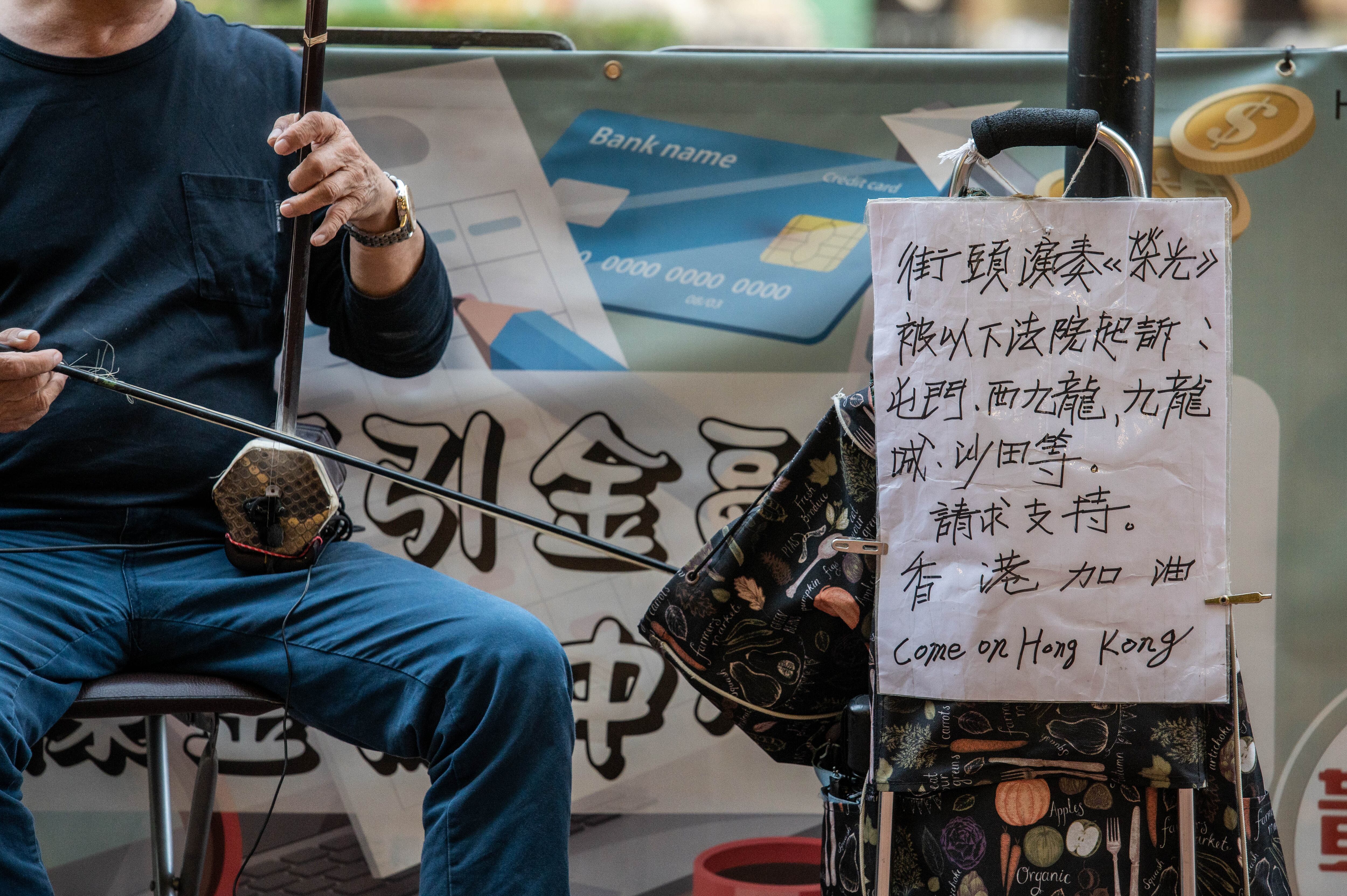 Un músico toca "Gloria a Hong Kong" y "¿Oísteis cantar a la gente?" con un erhu frente a la estación de Quarry Bay en Hong Kong. "Gloria a Hong Kong", considerado un himno no oficial de las protestas pro democracia de 2019. Europa Press/Contacto/Ben Marans