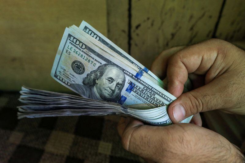 En la jornada del 5 de agosto, el precio promedio de compra de dólar en las casas de cambio se ubicó en $3.829,09, mientras que el de venta lo hizo en $3.962,73 - crédito Fayaz Aziz/Reuters