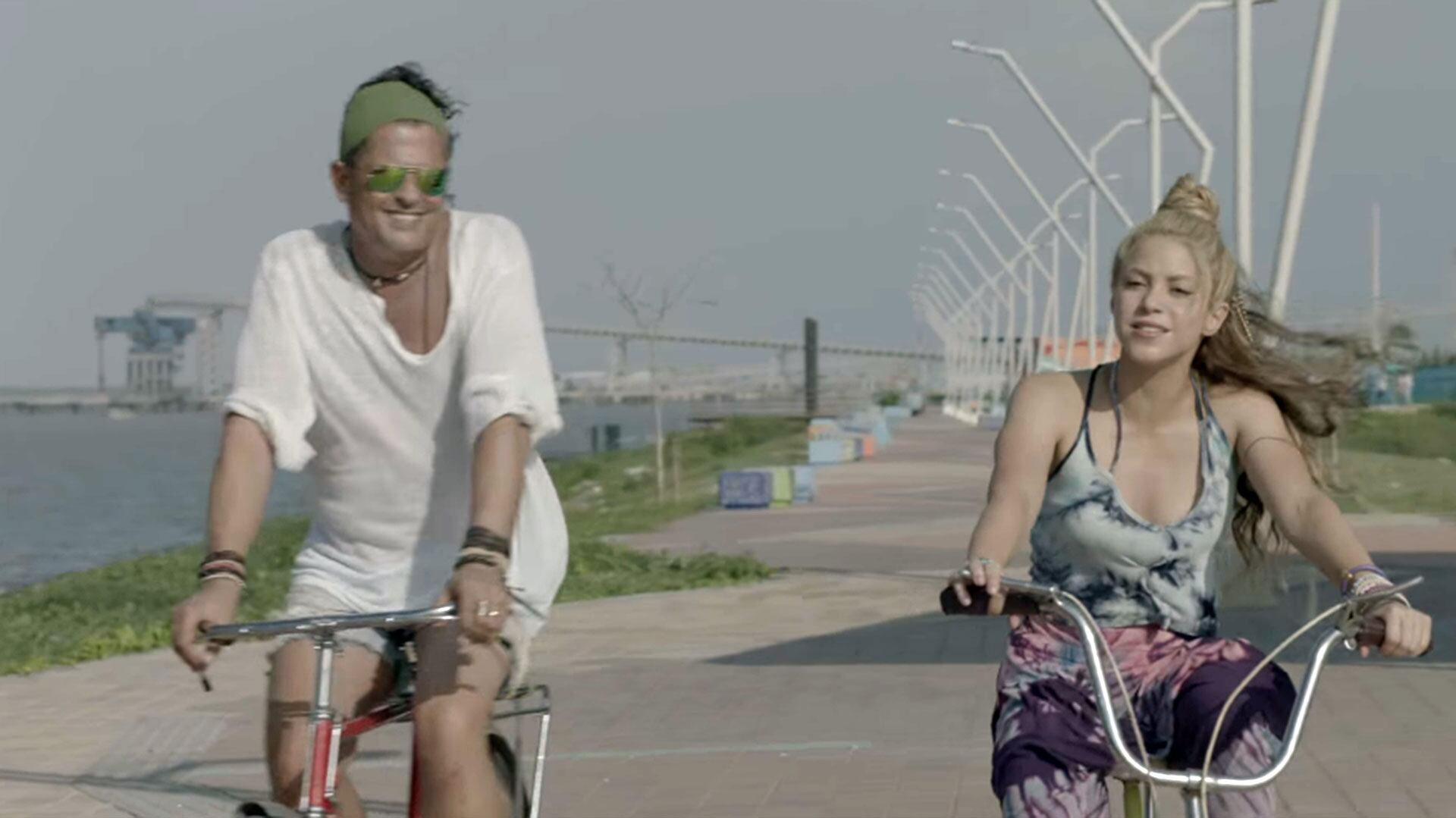 Carlos Vives confesó que La Bicicleta no era un tema que había hecho pensando en Shakira - crédito @carlosvives captura de pantalla / YouTube 