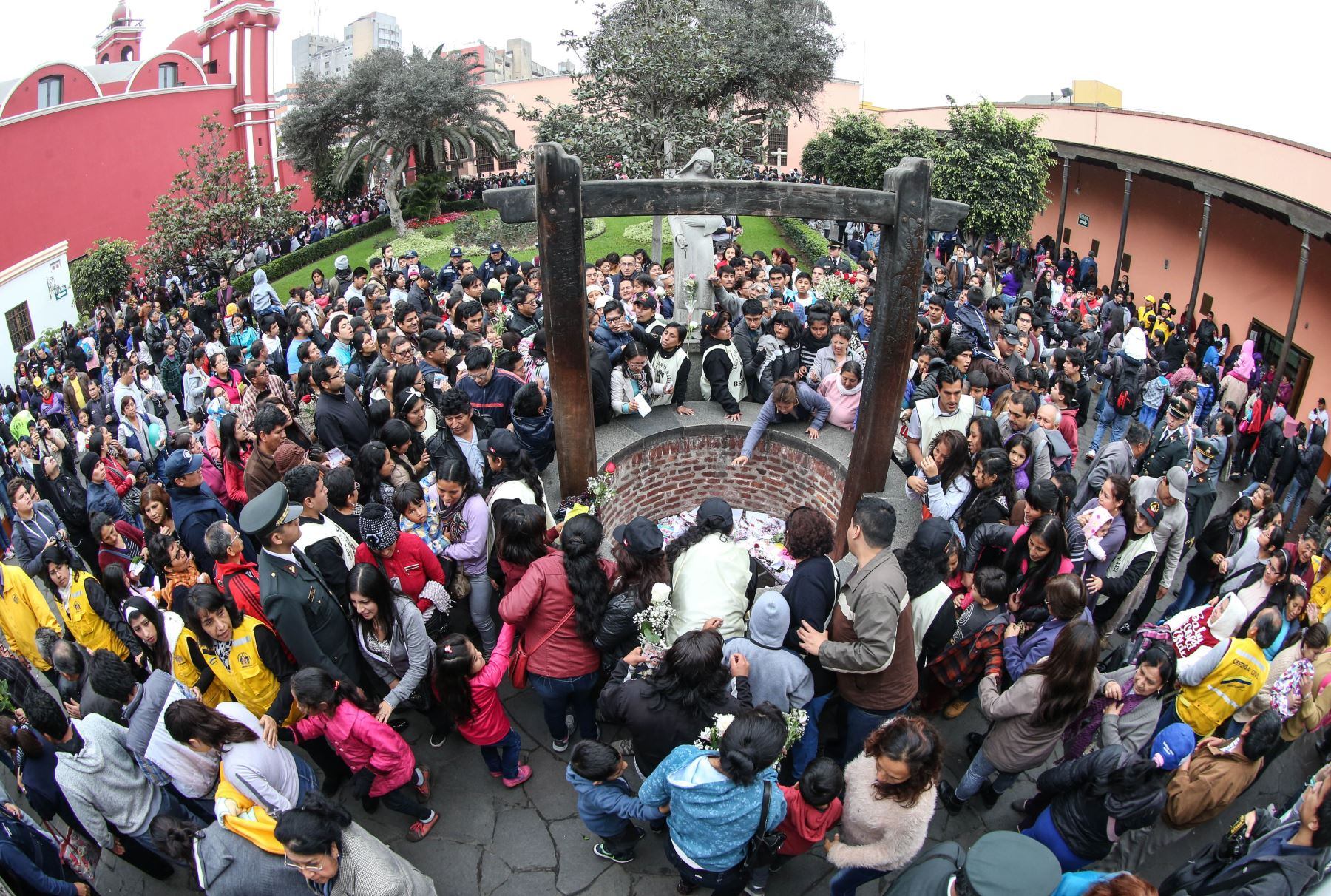 Cada 30 de agosto, miles de personas acuden al Pozo de los Deseos con cartas y plegarias (Aweita).