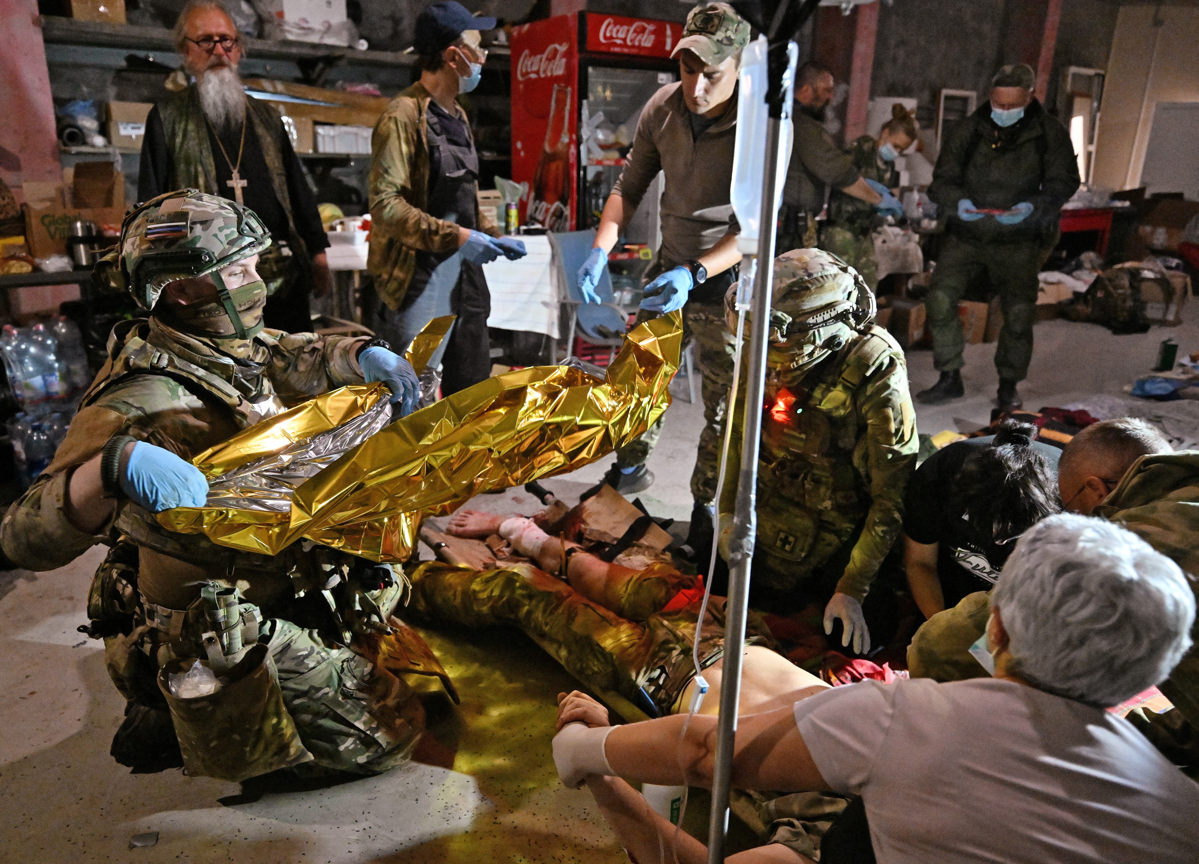 Médicos tratan a un soldado ruso herido en la región de Kursk (Kommersant Foto/Anatoliy Zhdanov vía REUTERS)