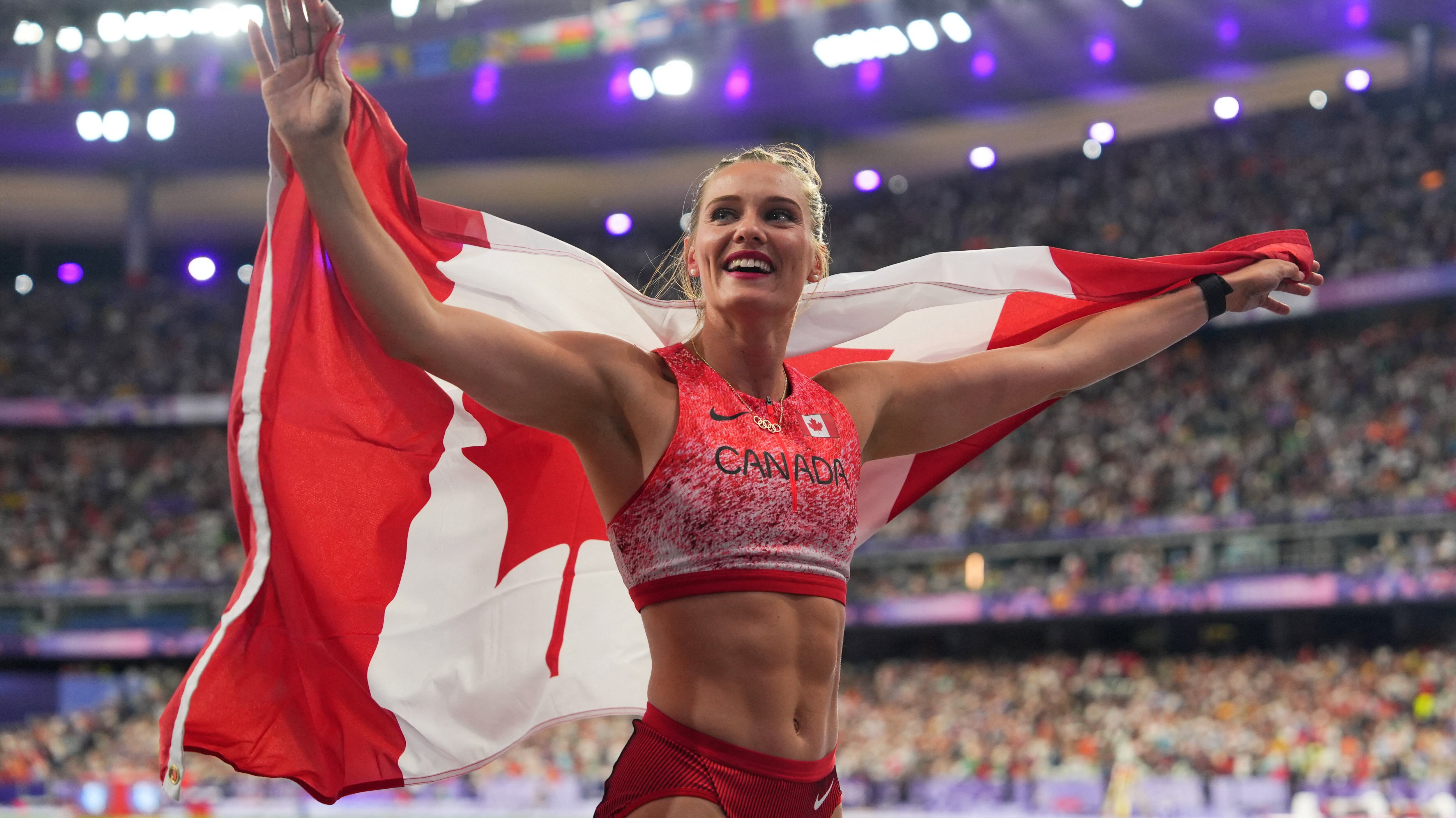 Alysha Newman tras ganar la medalla olímpica en París 2024 (REUTERS/Aleksandra Szmigiel)