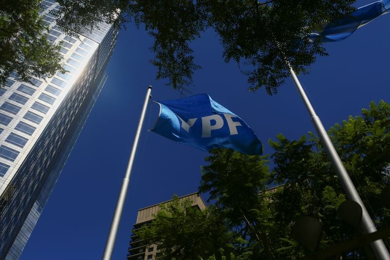 Sur Inversiones Energéticas estará a cargo de firmar contratos para avanzar en el megaproyecto de GNL de YPF (REUTERS)