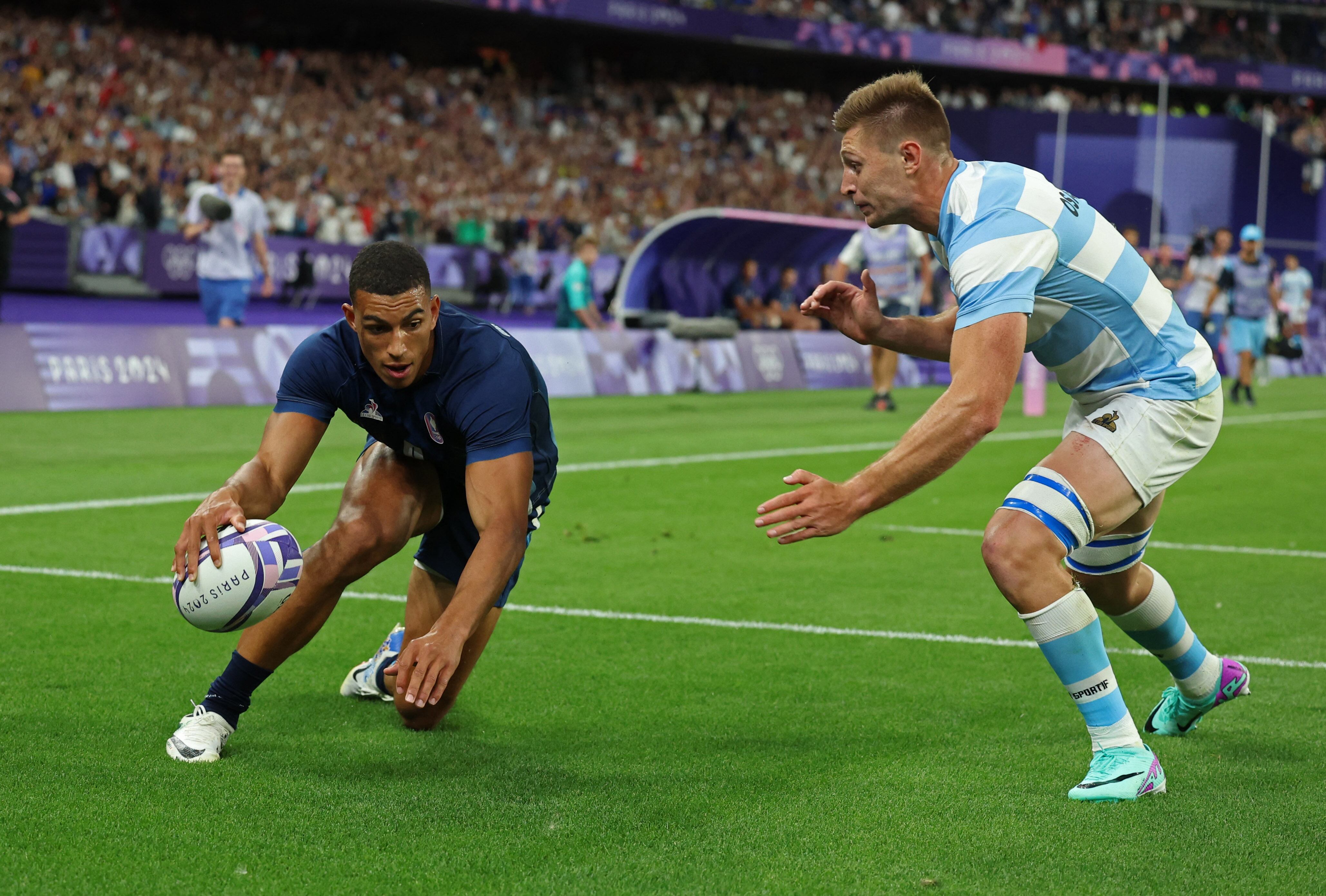  Aaron Grandidier Nkanang anota el try de Francia ante Los Pumas (REUTERS/Phil Noble)