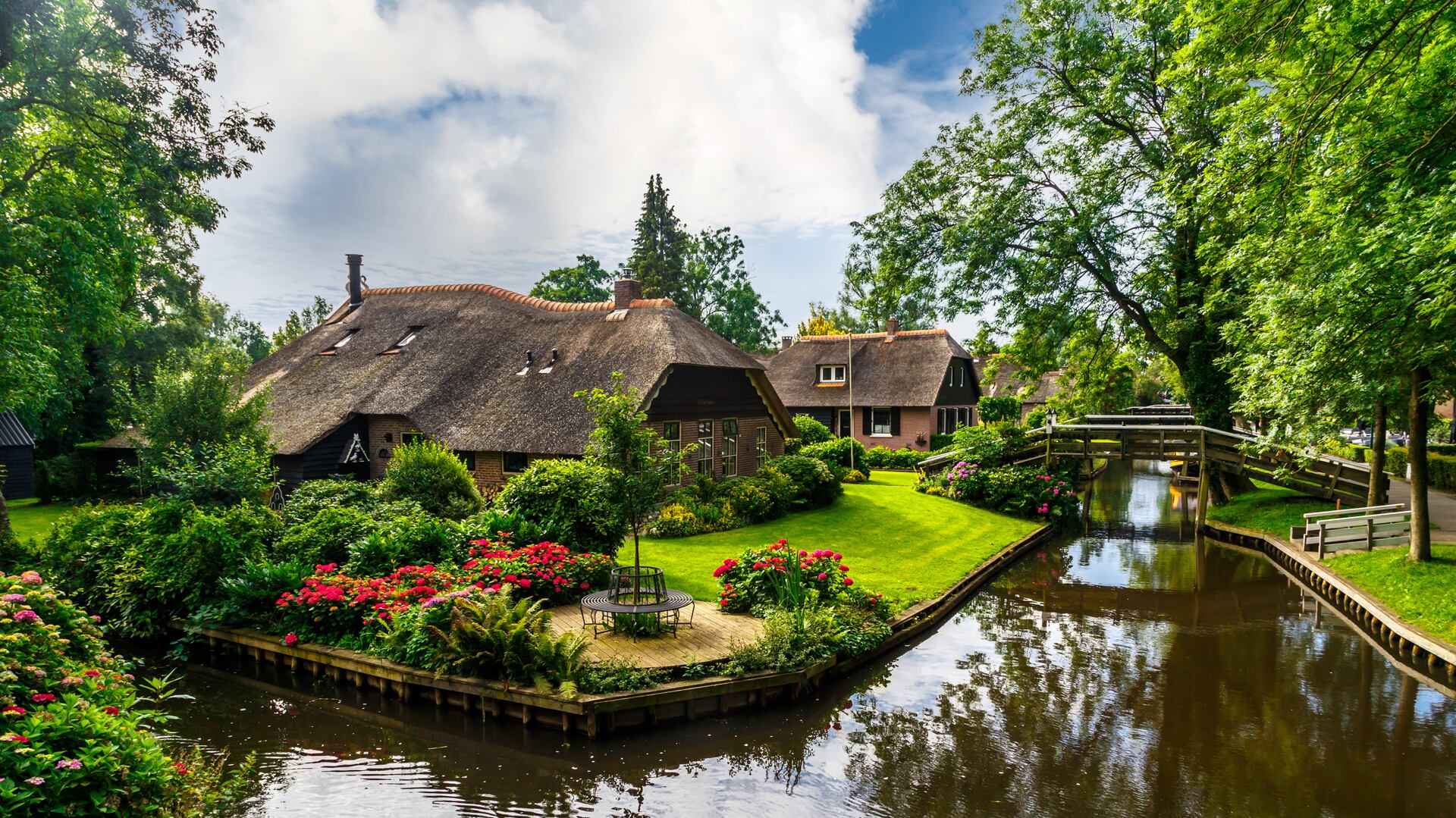 Giethoorn en Países Bajos, apodado la Venecia del Norte, reemplaza las calles con canales donde los visitantes navegan en embarcaciones tradicionales (istock)