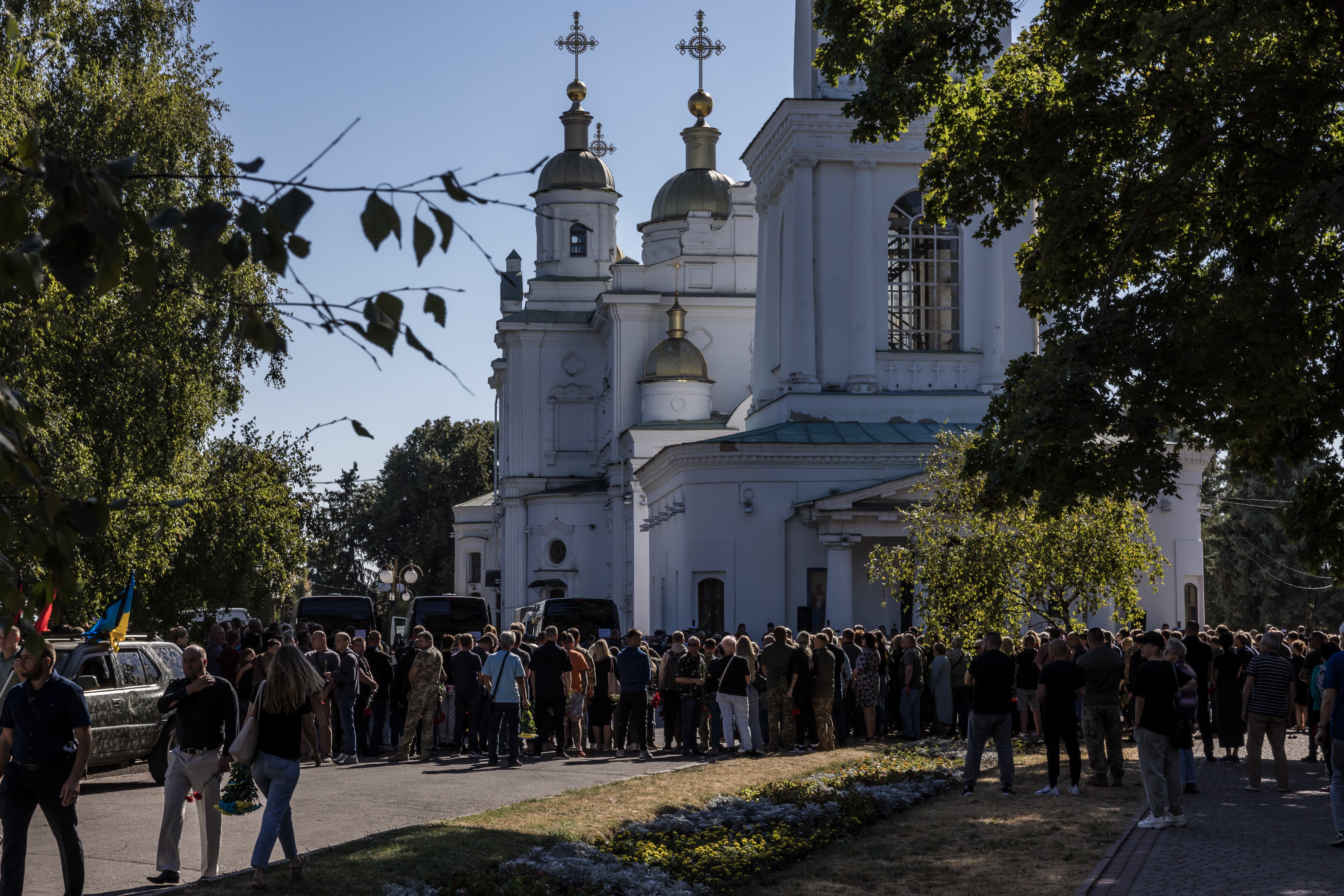 Sacerdotes y ciudadanos se reunieron fuera de la iglesia principal de Poltava. (Oksana Parafeniuk/The Washington Post)