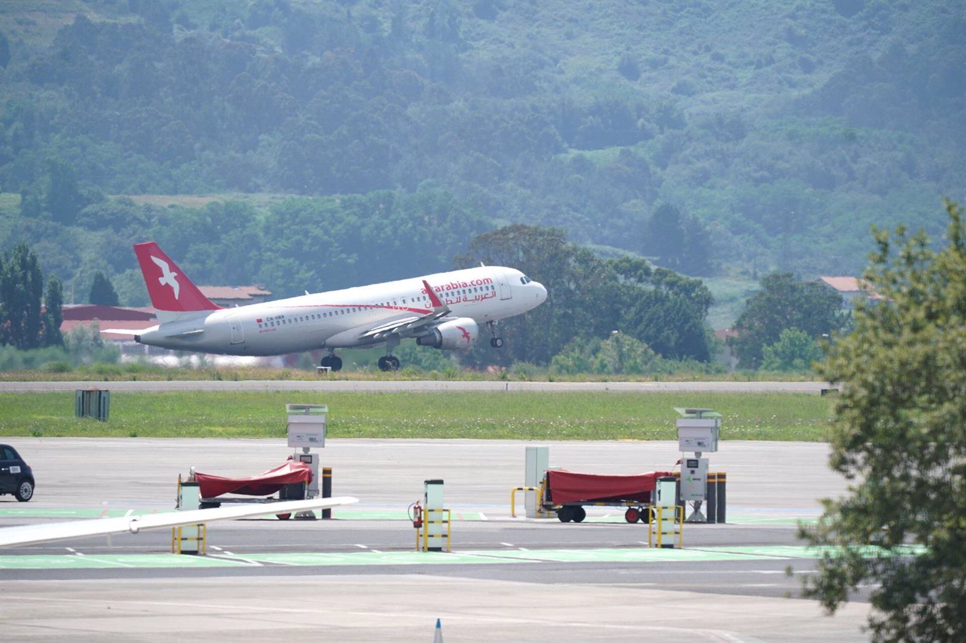 Vuelo en el que debía viajar el joven saharui retenido en el aeropuerto de Loiu. (Europa Press)