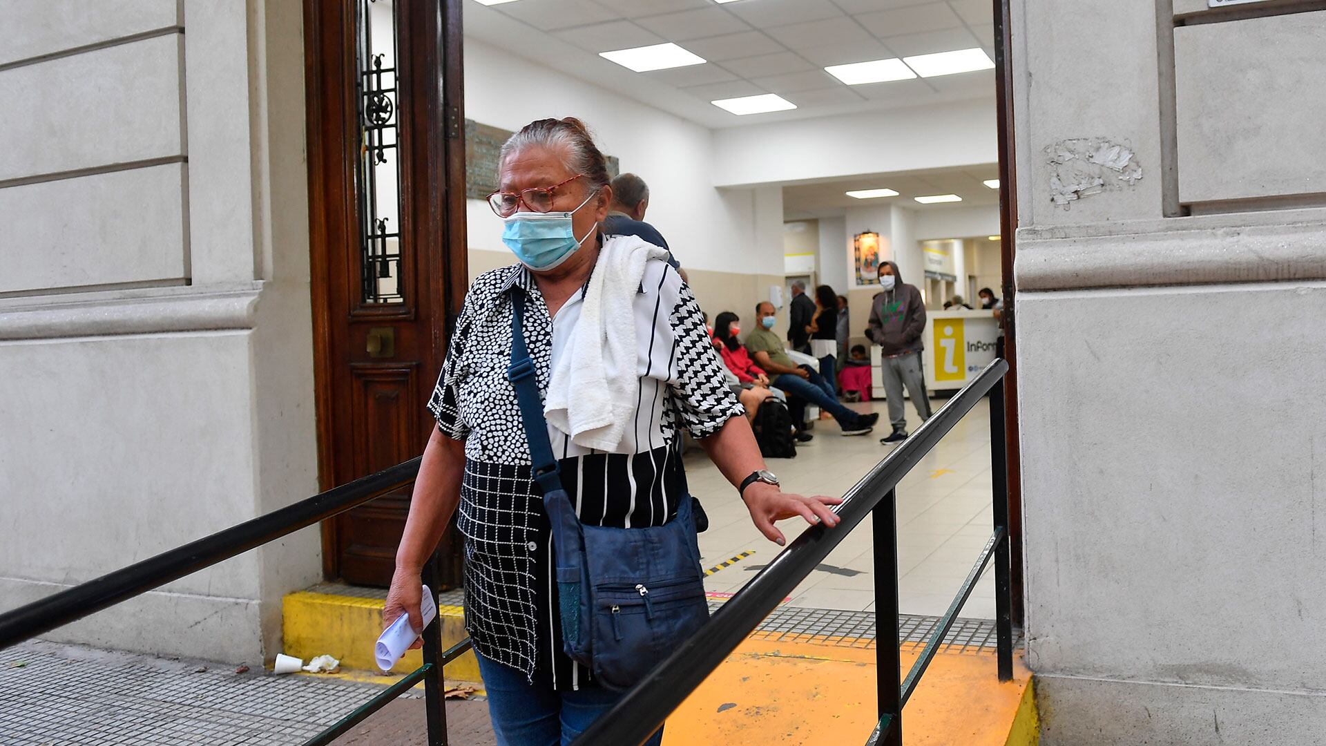 Filas en hospitales por casos de dengue hospital Rivadavia portada