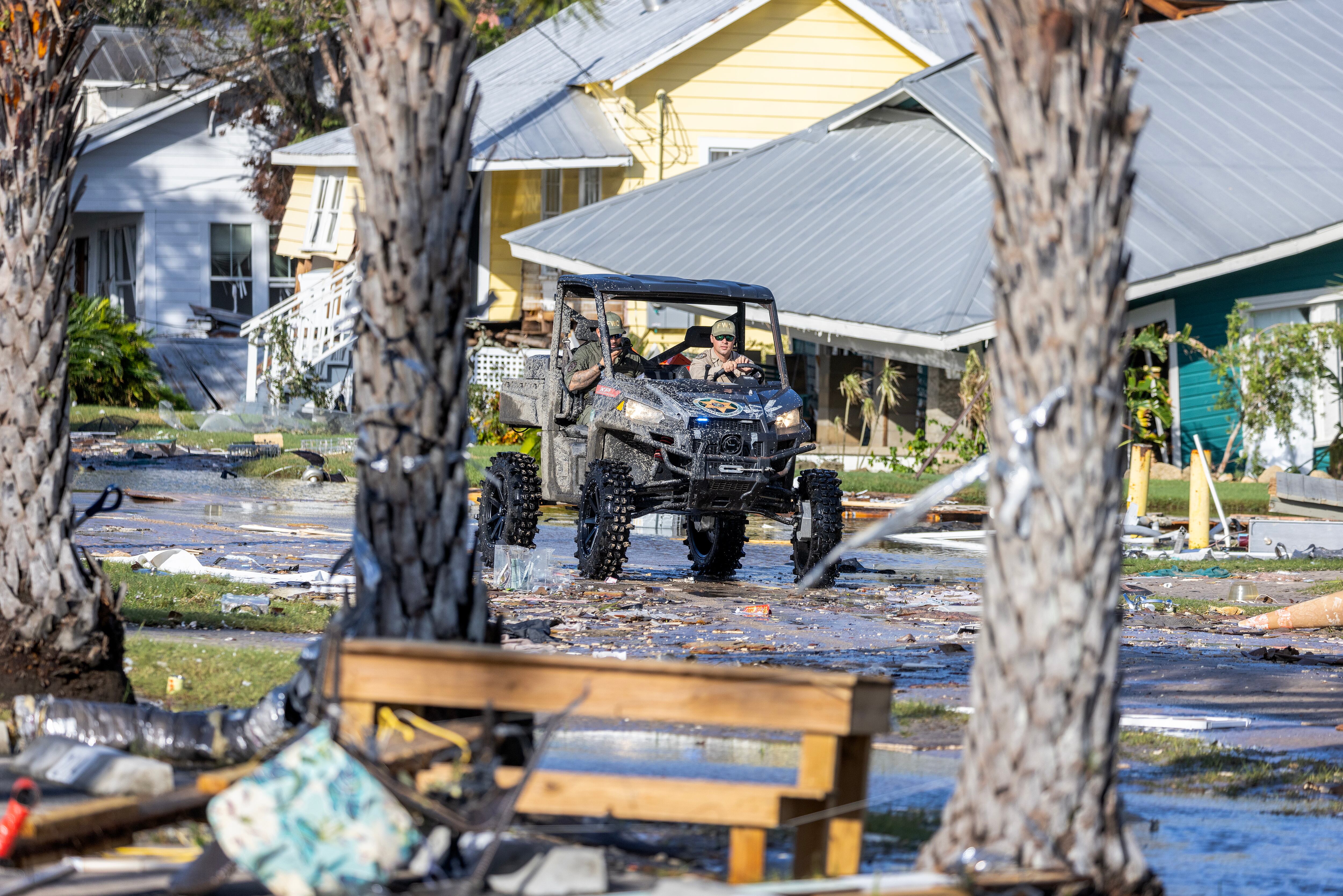 Agentes conducen por medio de los escombros después del paso del huracán Helene en Cedar Key, Florida (EFE/EPA/CRISTOBAL HERRERA-ULASHKEVICH)
